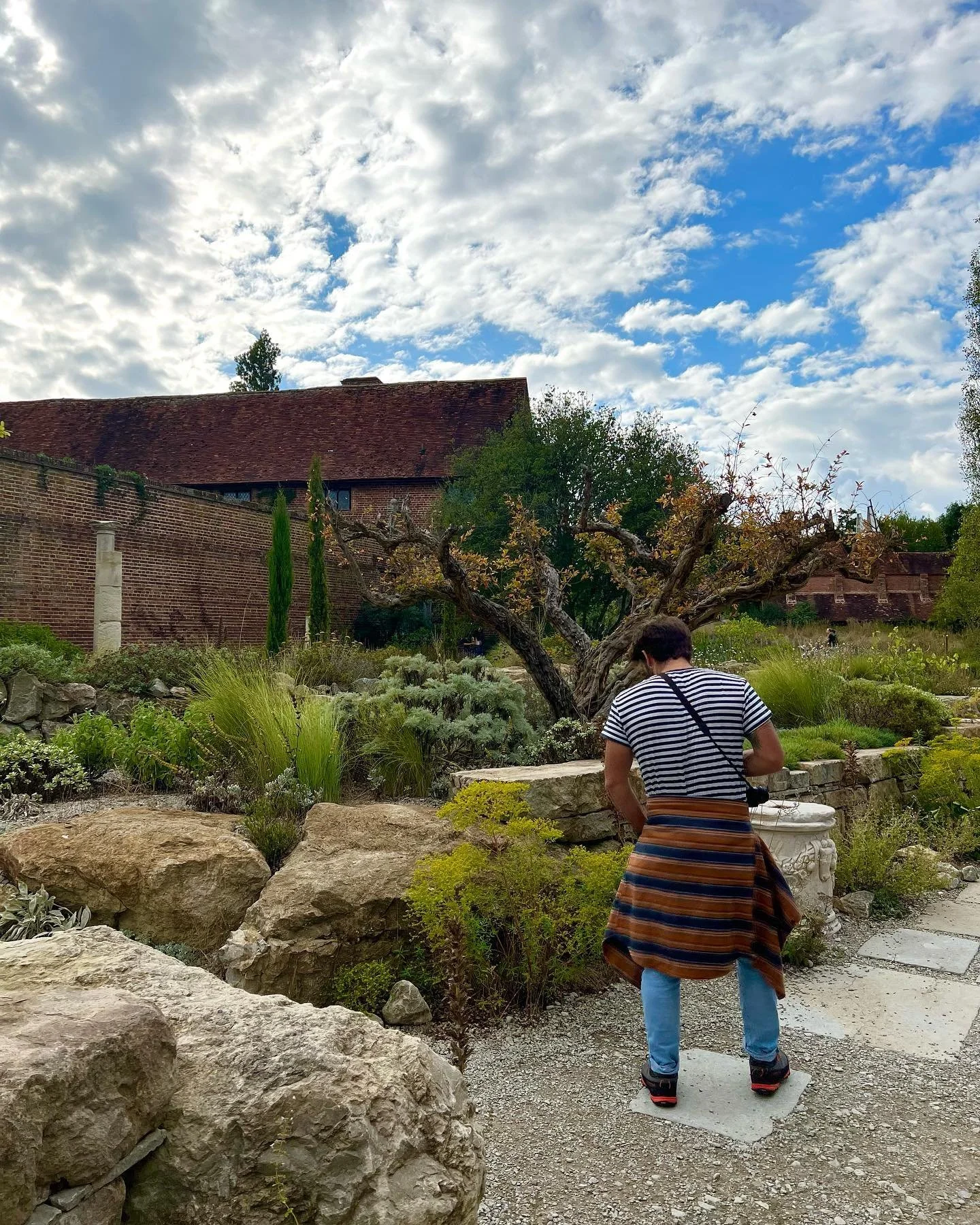 A lovely trip down south with a stop at @sissinghurstcastlegardennt 

I was last here in Feb and was imagining what it would be like in summer, although I have only just managed to get back here it did not disappoint! 

A garden can feel bigger when 