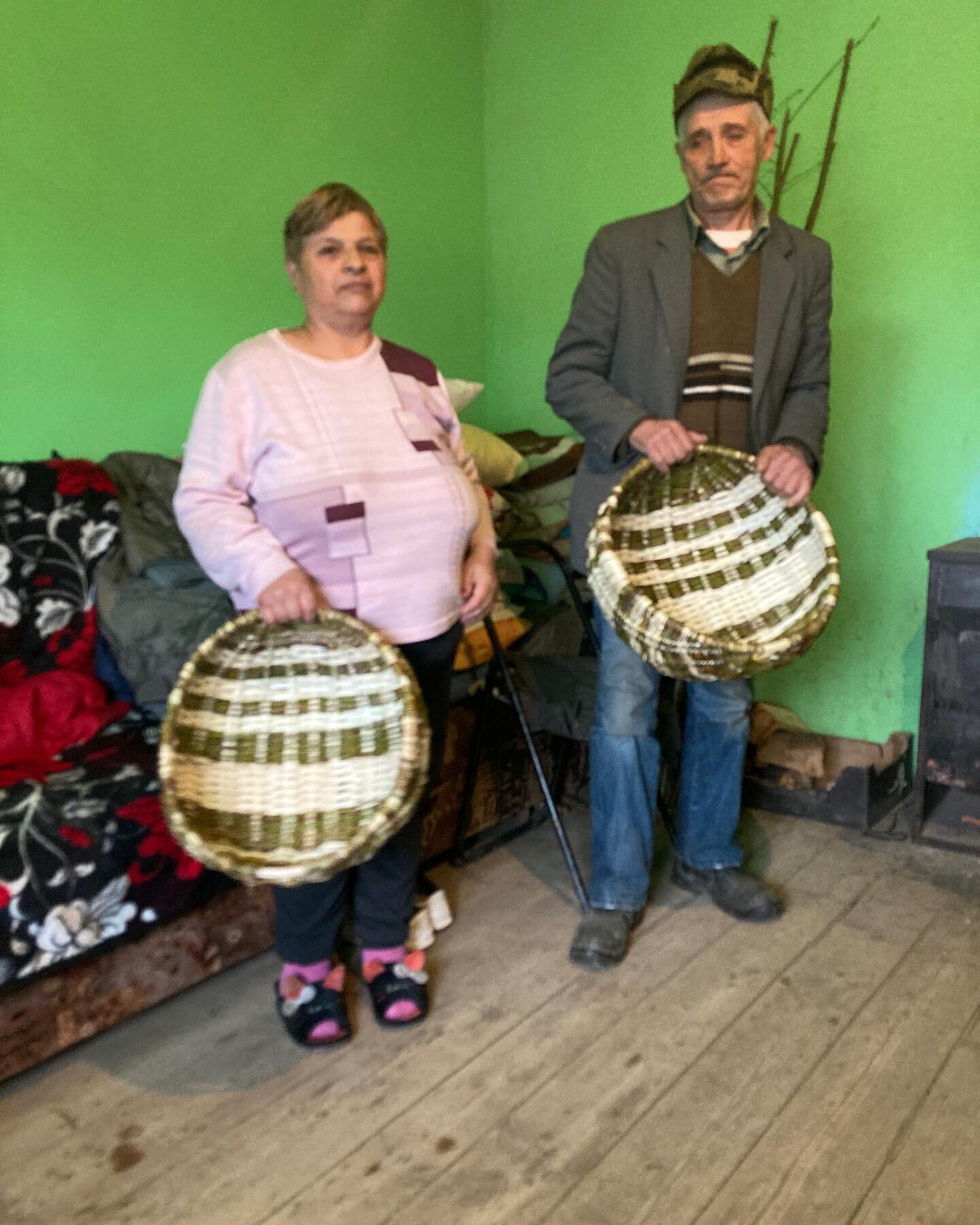 THE DEAL IS DONE

A real pleasure to have a window into traditional basketmaking in Transylvania. 

Finding and selecting wild willow for the exhibition Impatiens Tremens @romaniancreativeweek.ro from a couple of basketmakers near Sibiu.

Thankyou @K