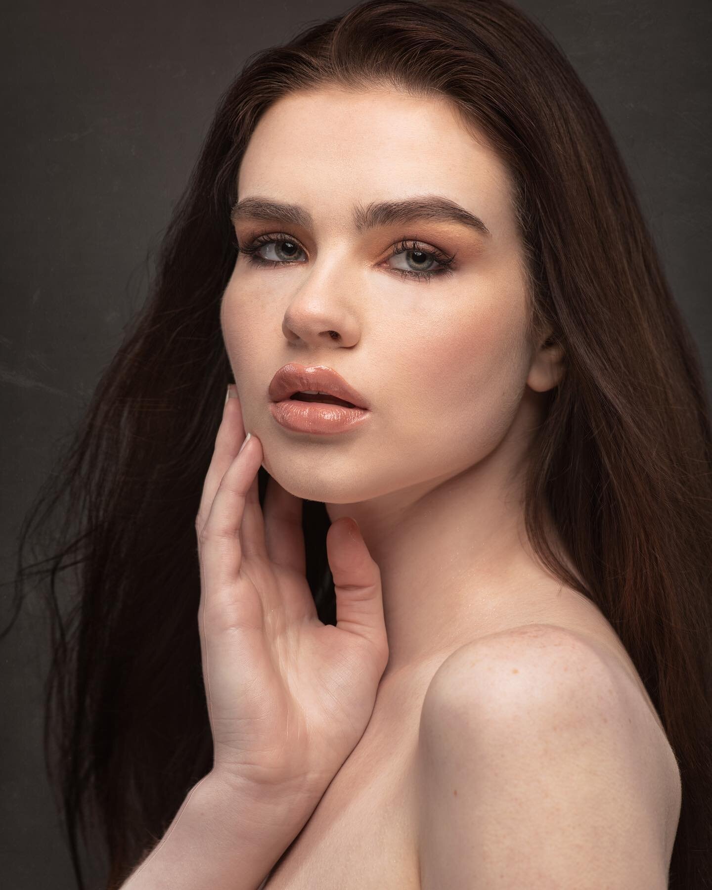 @madyiewilliamson has the most beautiful porcelain skin 🤍
.
.
.
Beautiful work by @granimostudios 
Hair and makeup by @hsartistry @hausofbeautynh 
.
.
.
#Makeup #makeuplook #beautylook #beauty #derrynh #nhmakeupartist #beautyguru #professional #head