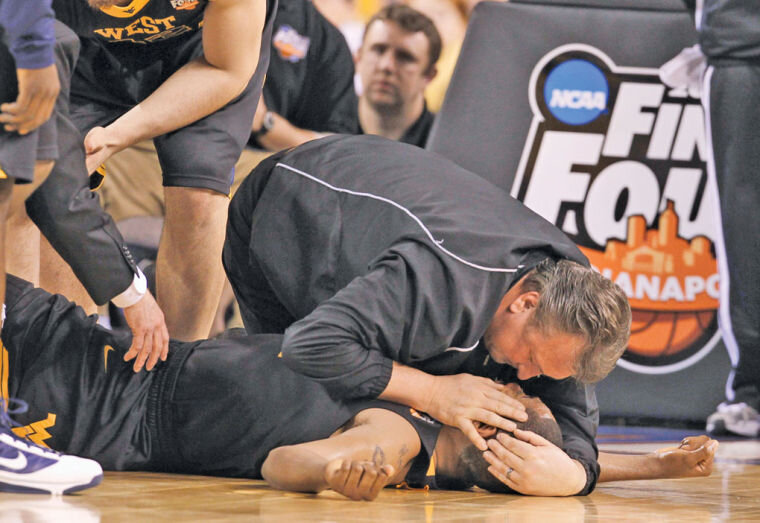 Bob Huggins consoles Da’Sean Butler after he was injured during the second half against Duke (AP Photo)