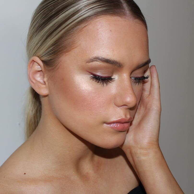 Natural glowy skin with a simply flick. 👸

Opting for a maroon coloured liner instead of the usual black.
This helps to enhance blue and green eyes, but can also bring out the greens of brown eyes 😍😍

 #surreymakeupartist #makeupartistsinsurrey #s