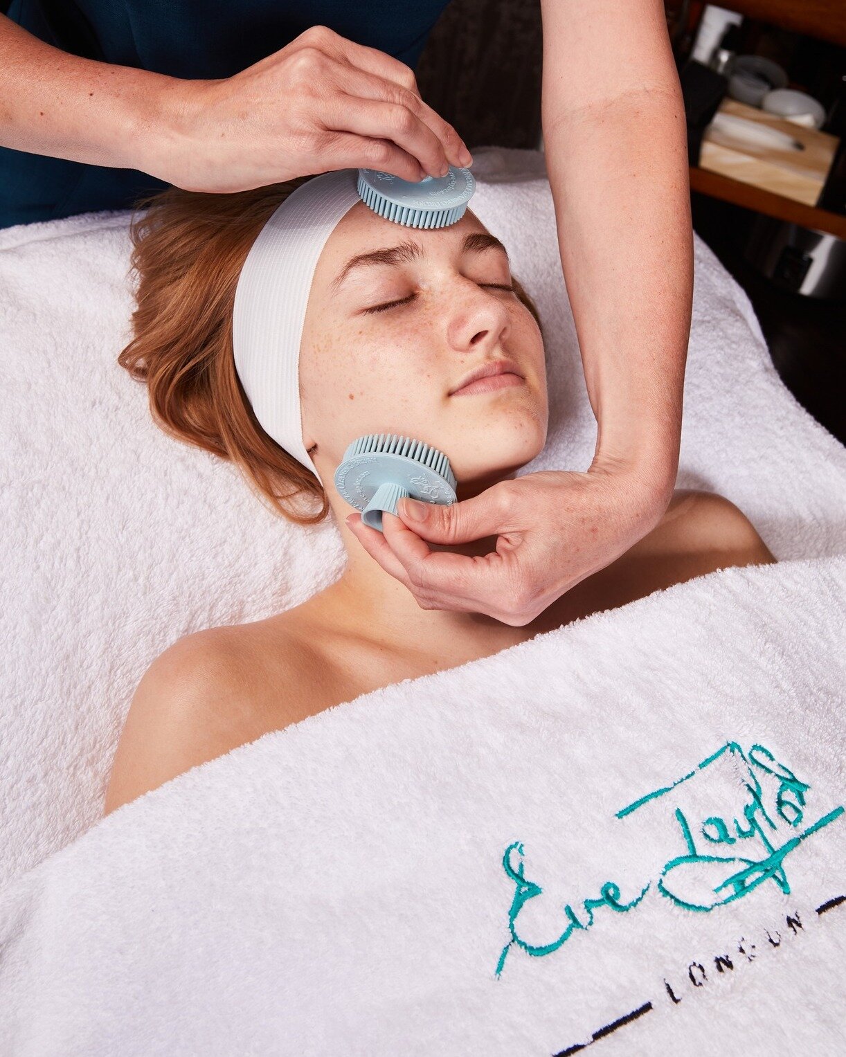 The perfect introduction....

The express prescriptive facial is the perfect mini treatment for time compressed clients, for those new to Eve Taylor products or those who have not experienced a facial before.

This mini treatment will refresh the ski