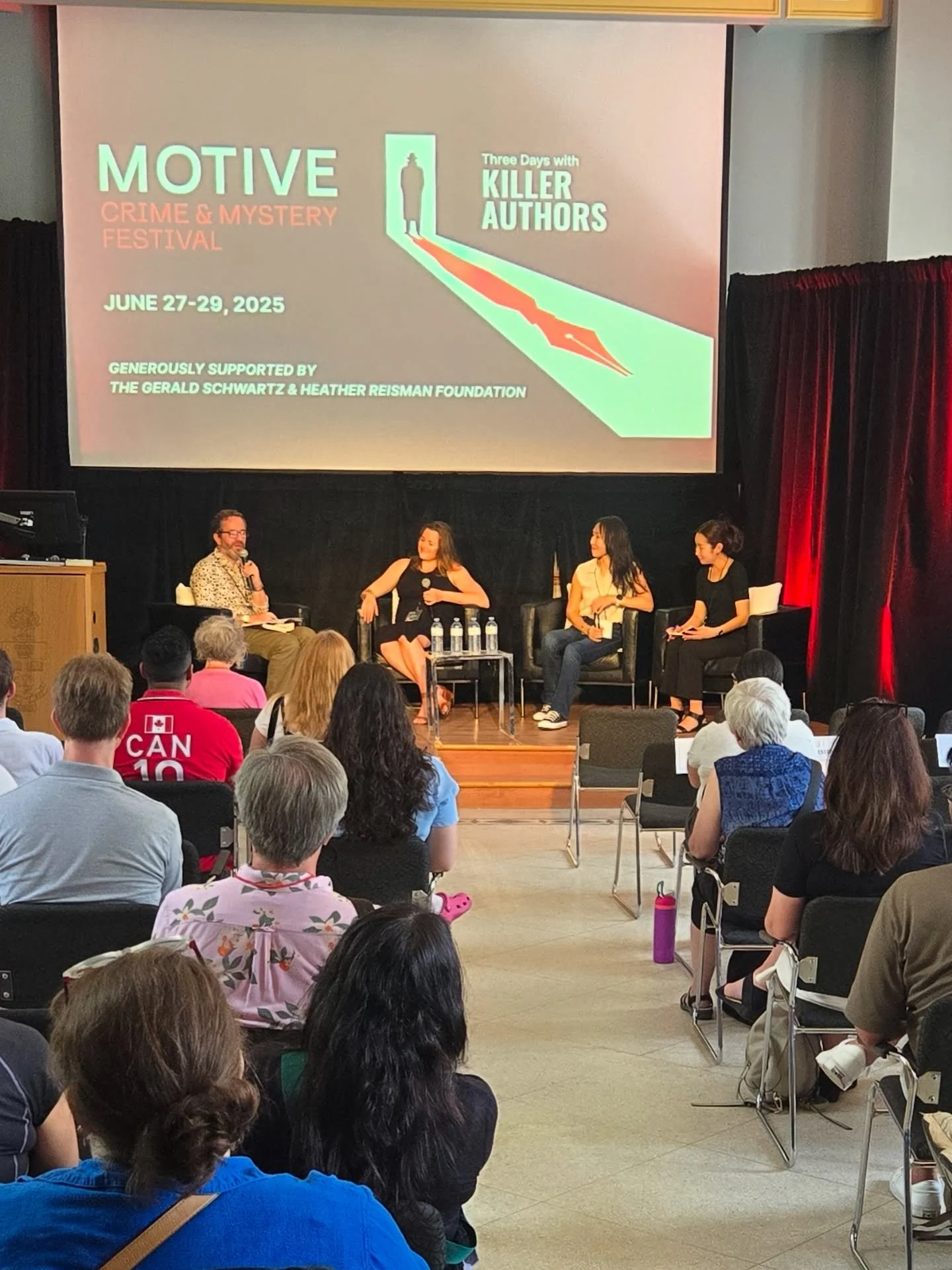 Had the absolute joy of providing live interpretation for You-Jeong Jung (Korea’s Stephen King) at MOTIVE Crime & Mystery Festival 2025๐ It’s always such a privilege to translate for storytellers who really know how to tell a storyโ๏ธ