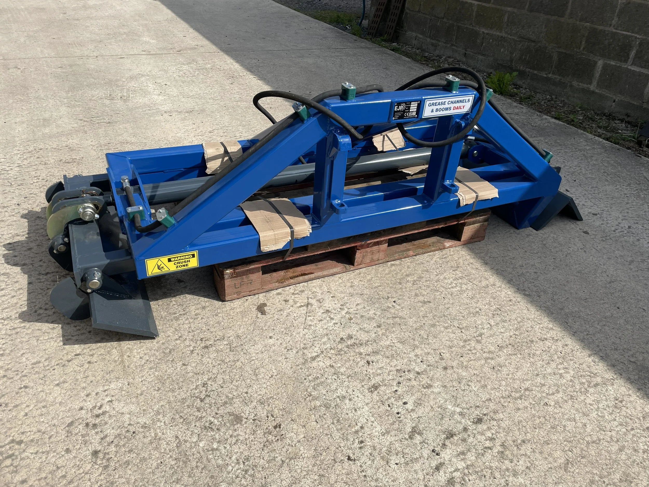 Under aviary scraper