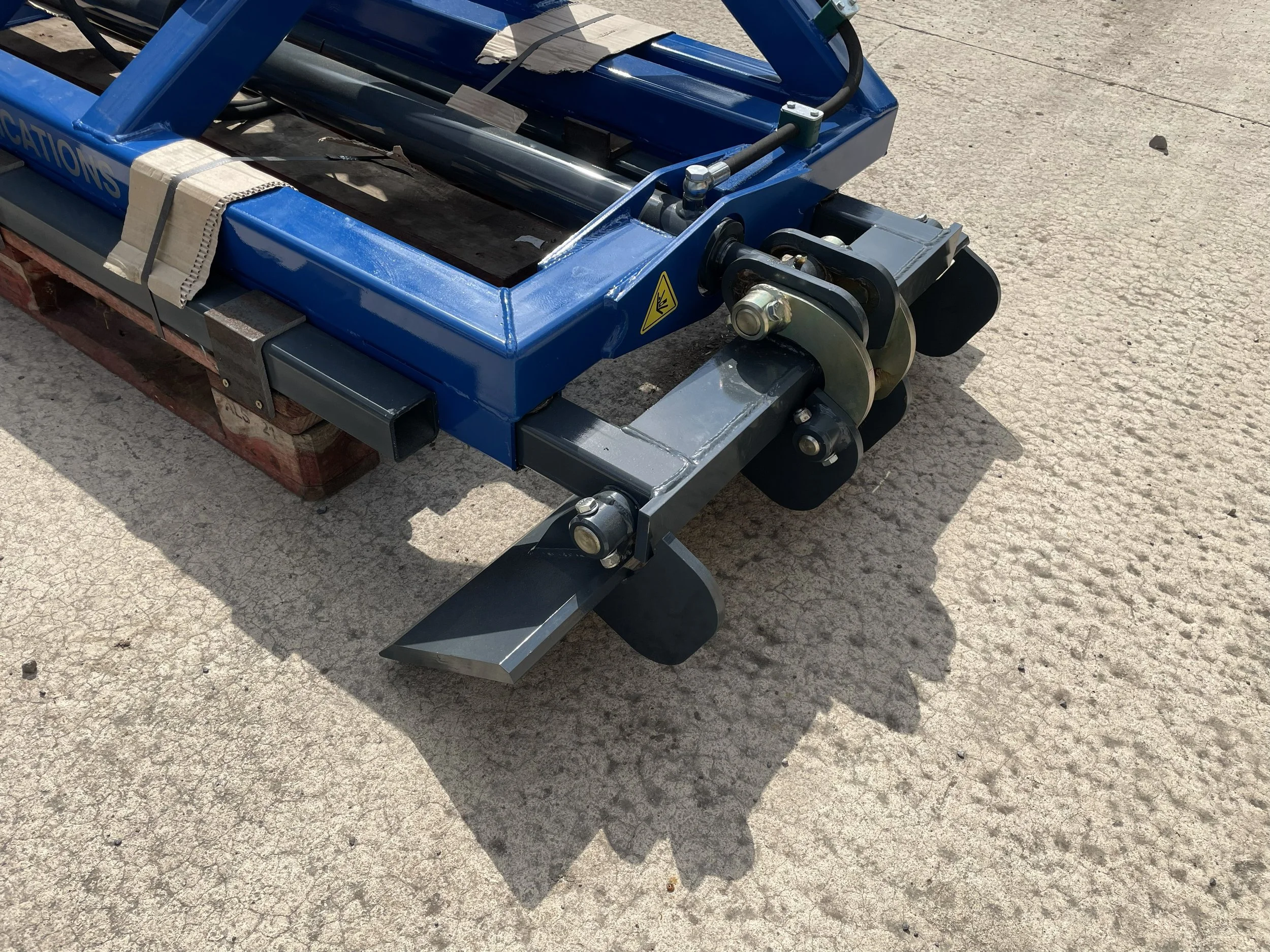 Under aviary scraper