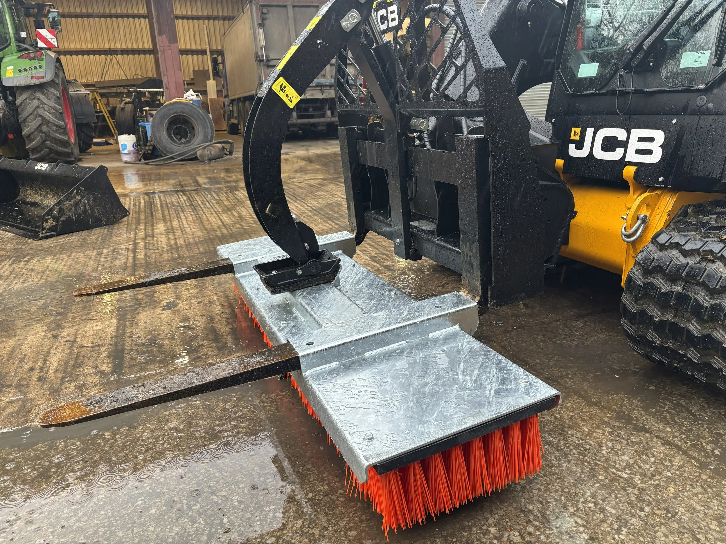 Pallet fork brush