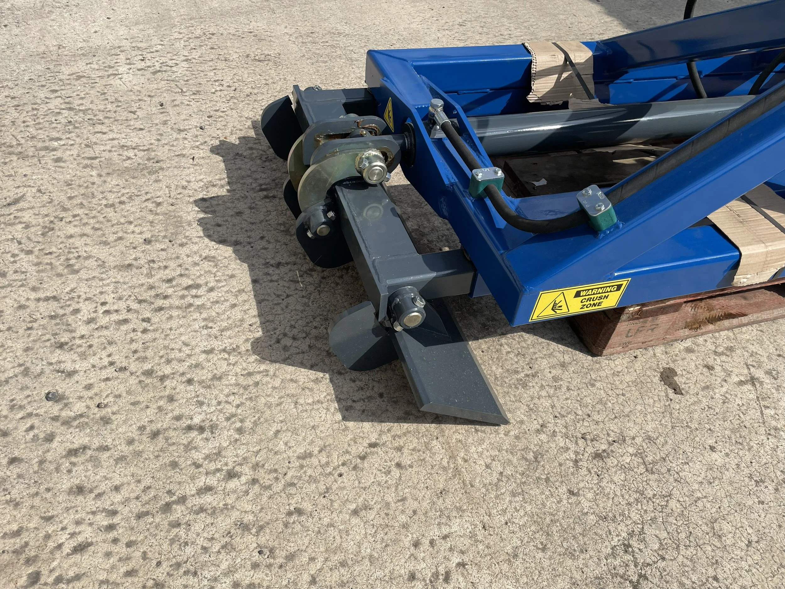 Under aviary scraper