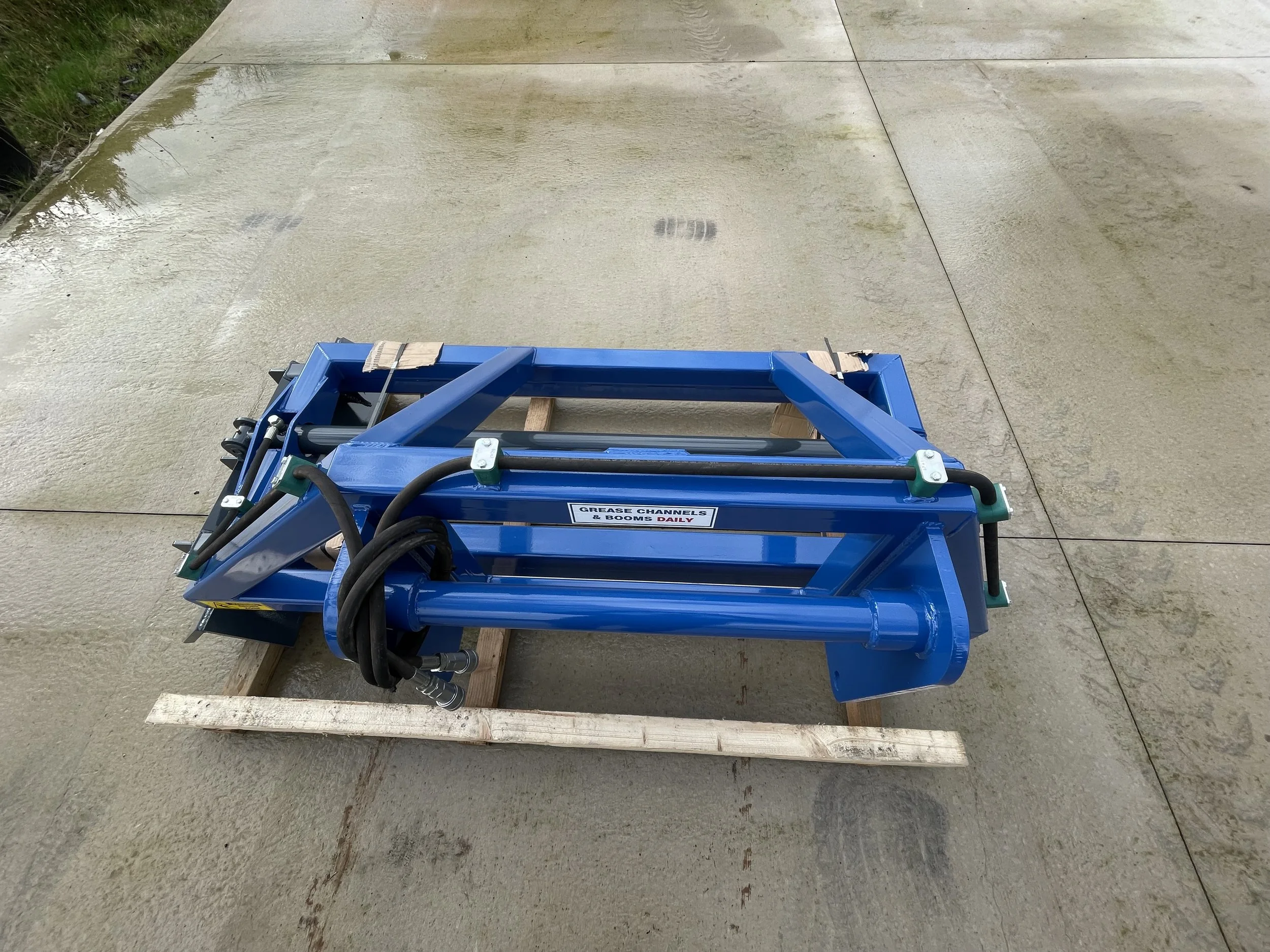 Under aviary scraper