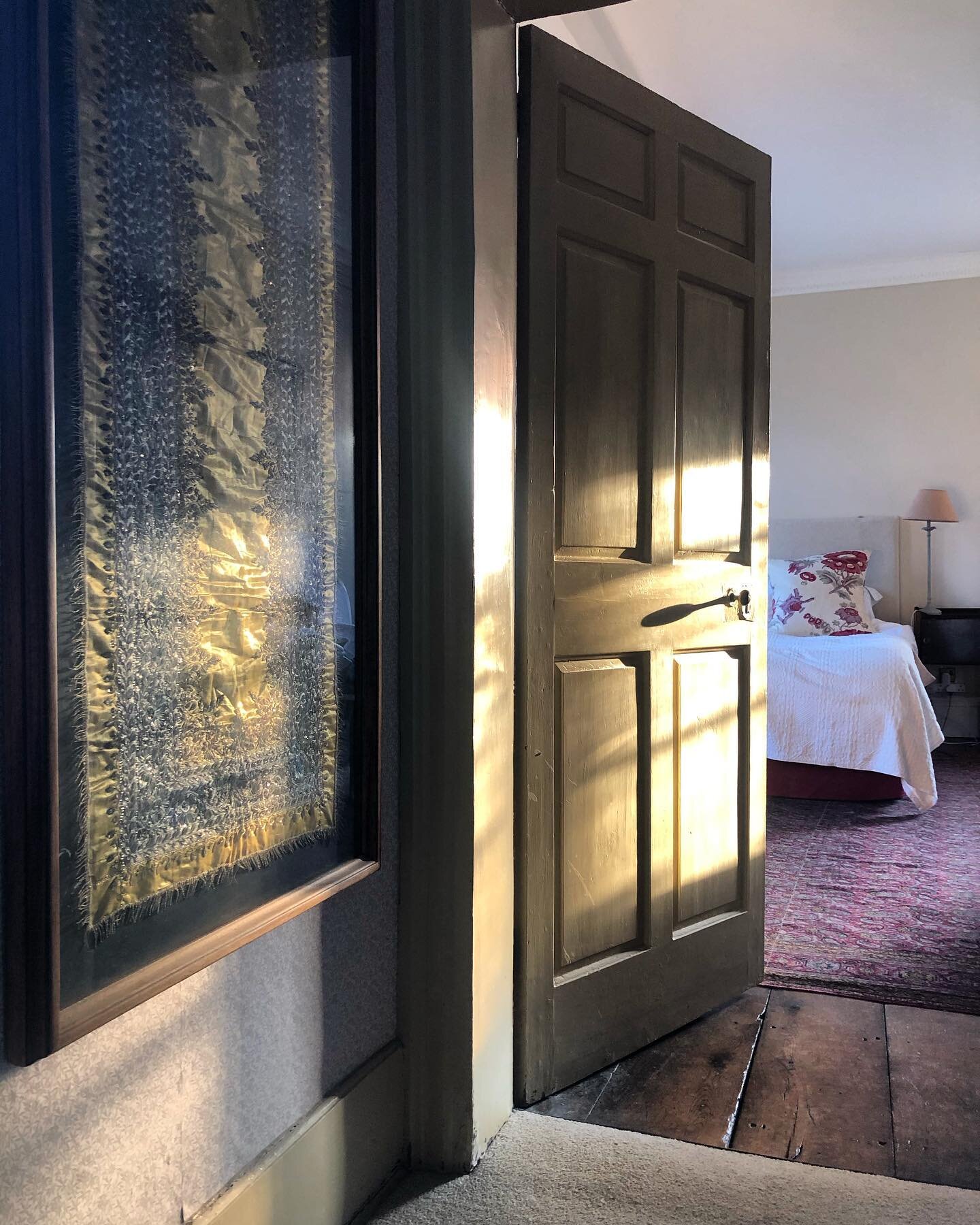 Our bedrooms are being prepared for you 😌
#sleeptight 
#bedroomdecor #staycation #geogianhouse #bedroom #interiors #eveninglight #comeandstay #countrylife #antiques #sawdaysspecialplaces @la_grande_fontaine