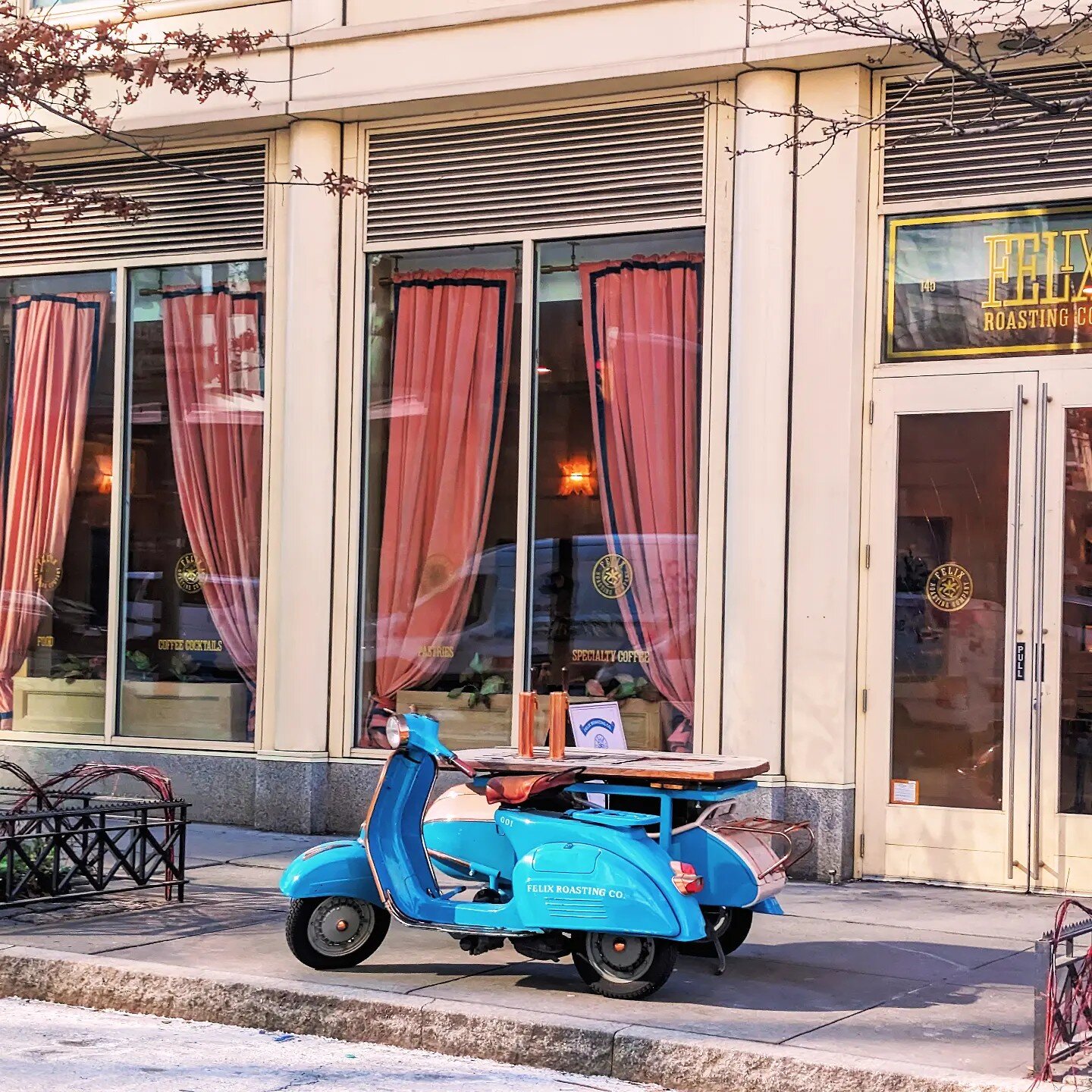 New business idea?? Saw this in NYC outside @felixroastingco. An Italian scooter with coffee taps. How about with prosecco taps?! I'm thinking pink and calling it Prosecco on the Go. 😁🍾🛵

#nyc
#onlyinnyc
#italianscooters
#prosecco
#felixroastingco