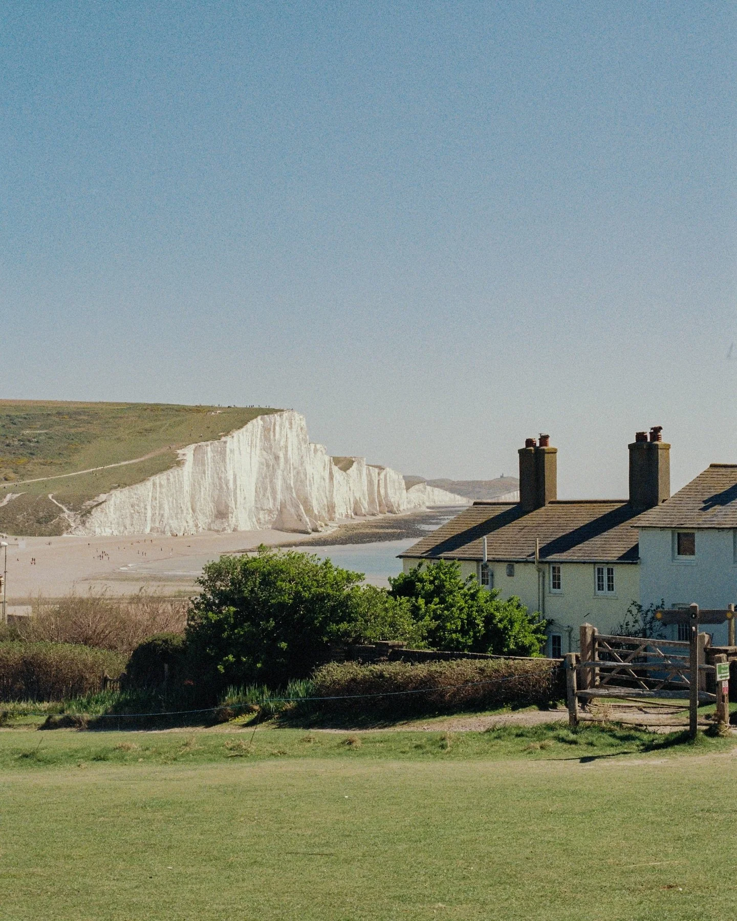 The Coastguard Cottages and Seven Sisters on film - a stunning day trip and hike idea from London!! You can find all the info, lots of photos and more UK day trip inspiration on my blog linked in my bio under &ldquo;travel guides&rdquo; 🌿🫶🏼

&mdas