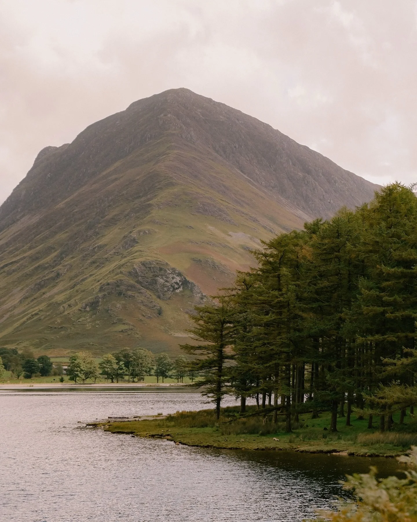 Heaven on earth aka Buttermere in the Lake District &mdash; my favourite place in the UK 🥹 

There are lots of walks you can do around the area but I love spending a whole day enjoying the lakeshore walk as it&rsquo;s so serene. The light changed a 