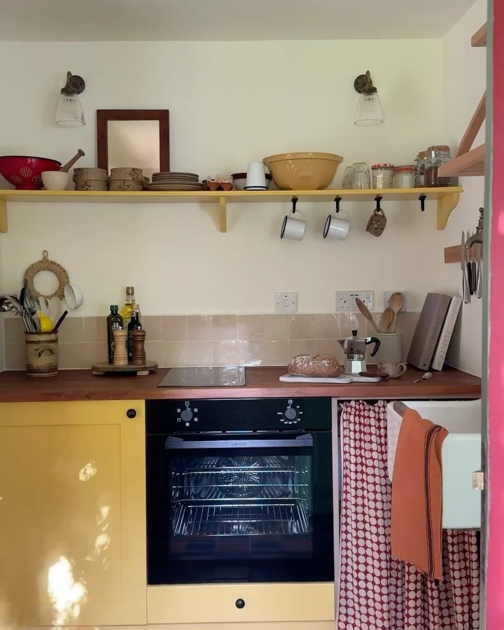 A few new photos taken last month for this gorgeous, cosy countryside cottage just 1 hour from London by train 🌿🧦🐑

I took some photos of the cottage last year but the owners have recently renovated The Shudde, an independent annexe from the main 