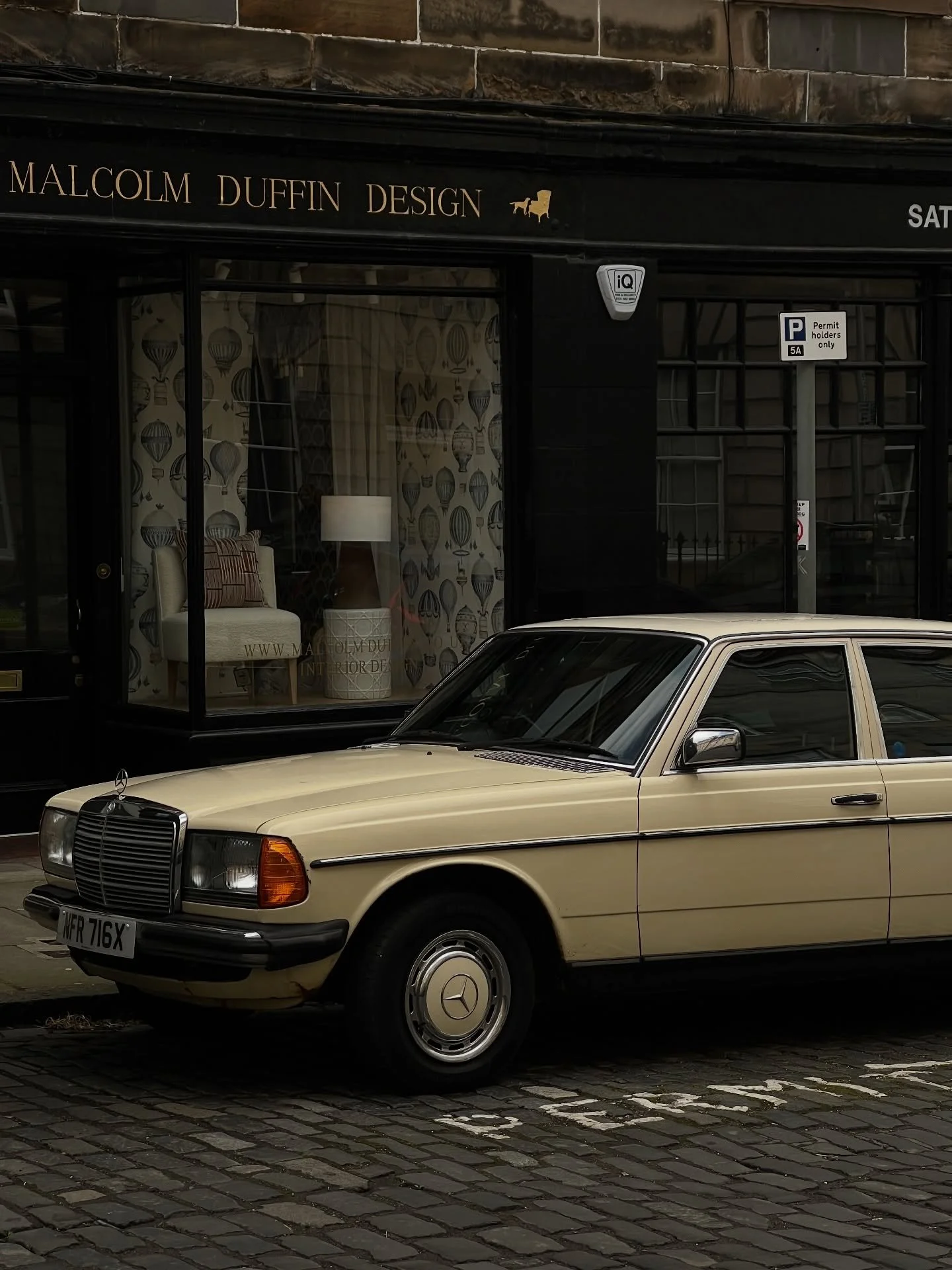 What December in Edinburgh looks like 🌨️🏴󠁧󠁢󠁳󠁣󠁴󠁿🧦

Full guide with places to stay, things to do in Edinburgh and food recommendations in my bio. Just search for &ldquo;Edinburgh&rdquo; 🩵

1. A very lovely car spotted in Stockbridge 
2. Sunse