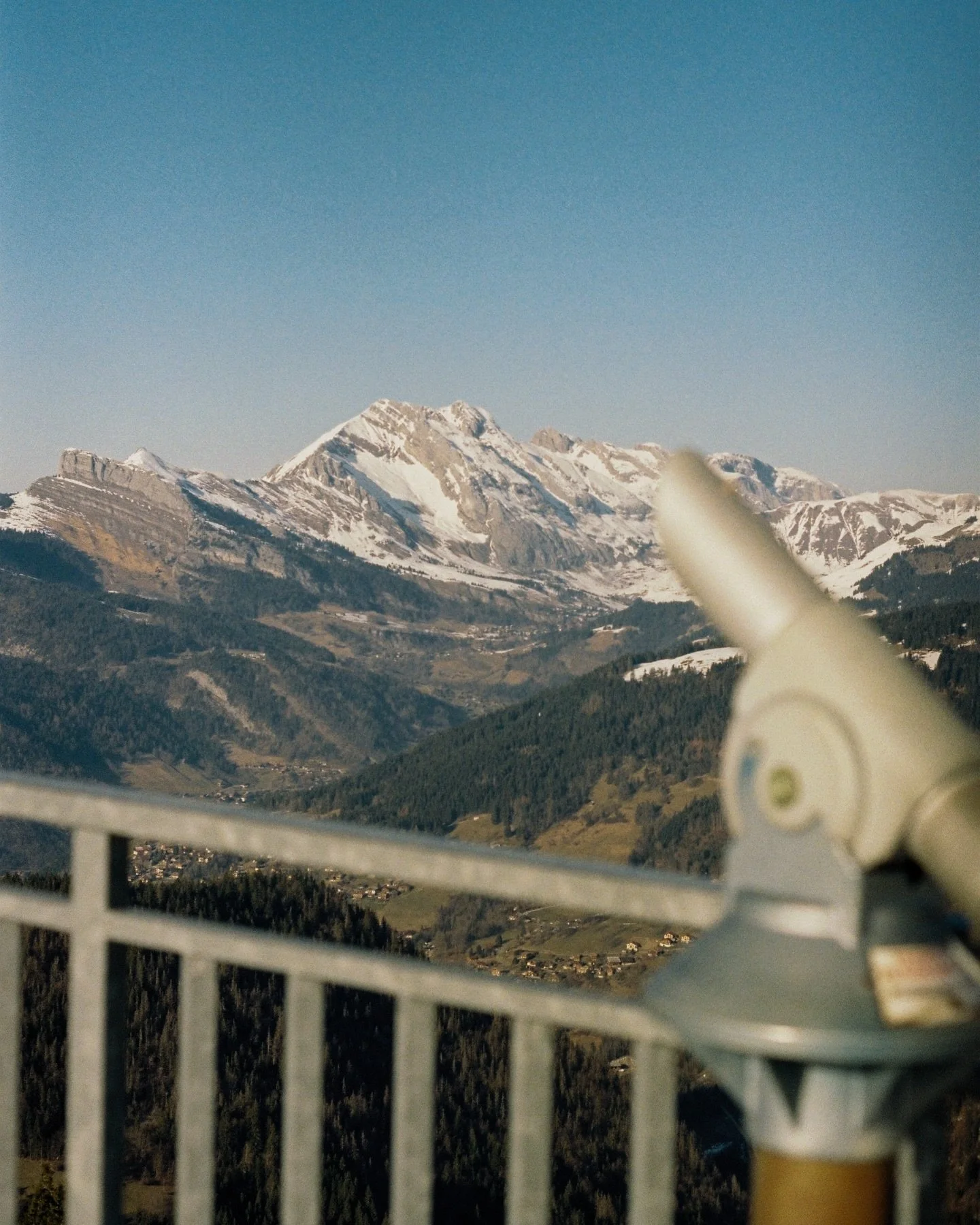 A few snaps from a ski trip on film ⛷️ 

I skied for the first time last year and learning to ski as an adult is no joke but it was such a fun trip and the views were incredible!! I&rsquo;m giving it another go in a few weeks so will report back&hell