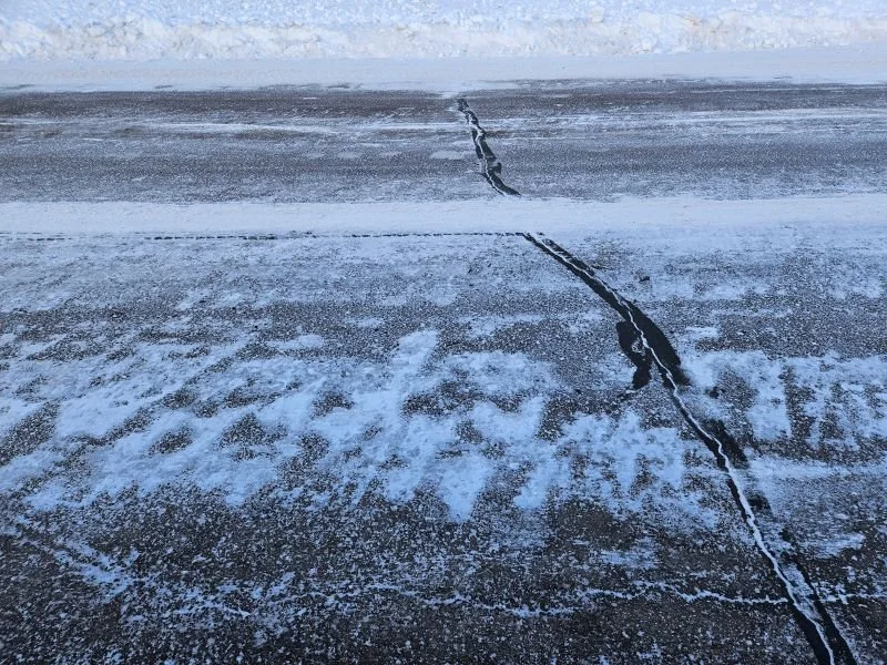 The interfacial relation of ice-asphalt