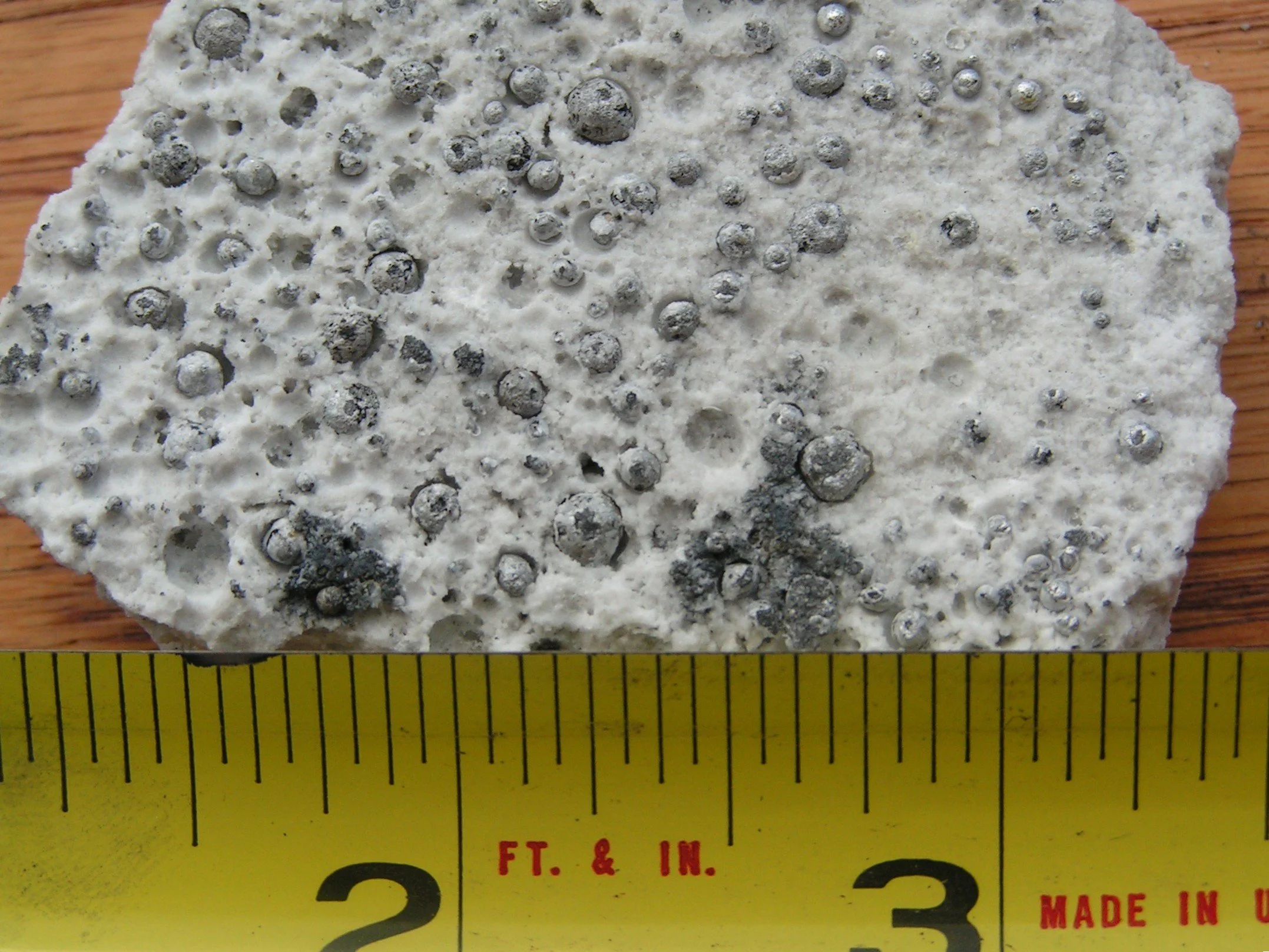 Aluminum beads made from microwave-assisted electrolysis process