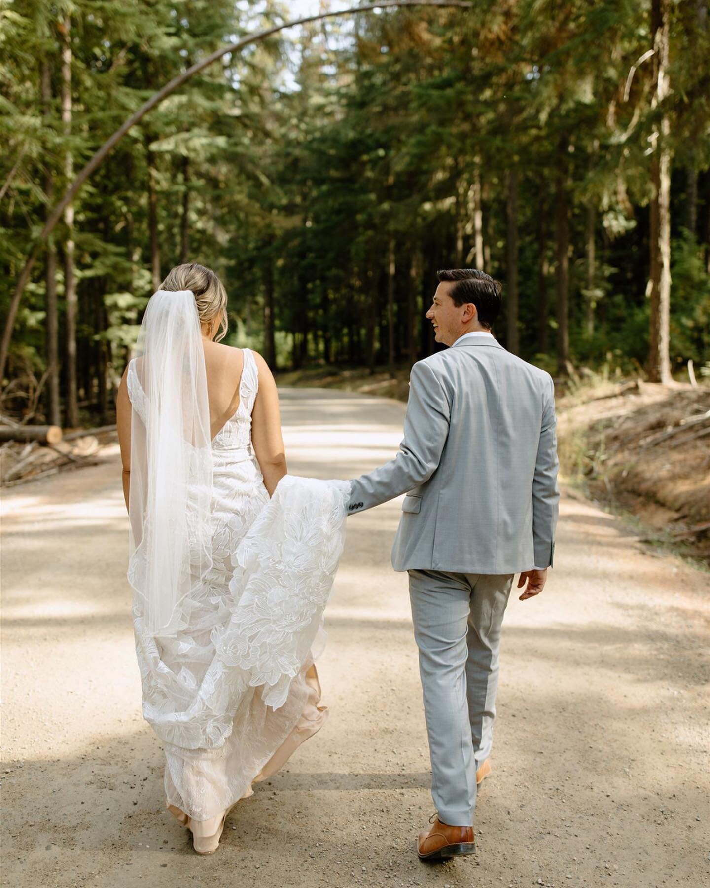 Chayse &amp; Ross&rsquo; @hillsresort wedding is officially on the blog! 

This day was one of the best. Chayse was smiling so hard all day and Ross had the best first look reaction, and everything about this day was just so so good! 

Head on over t