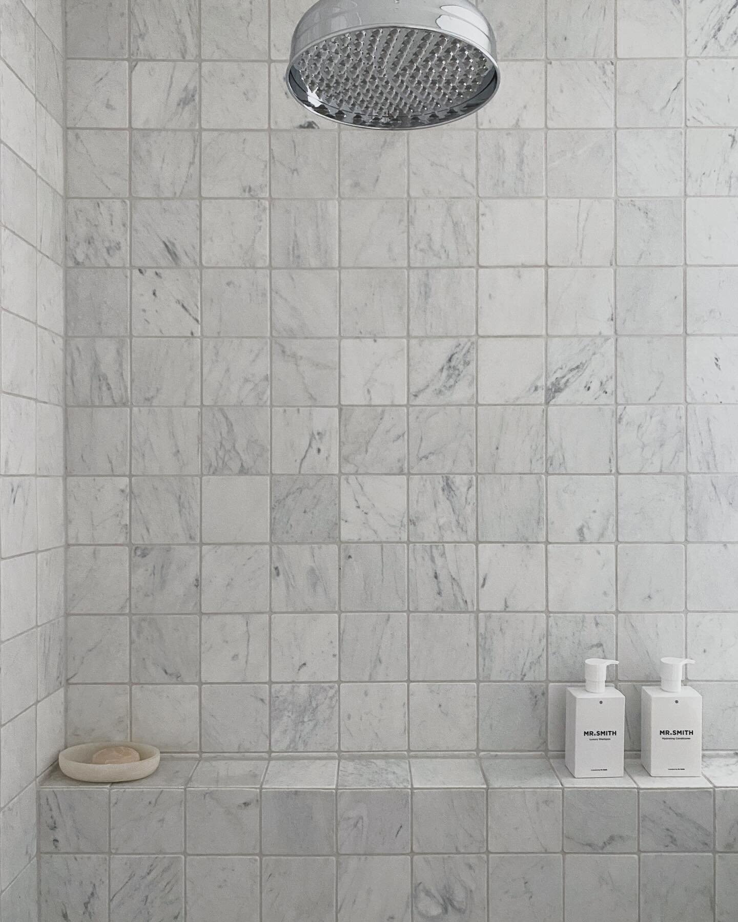 Southern Highlands shower 💦

〰️

#thedesignpaddock
#tdpinteriors
#bathroomdesign
#tumbledmarble