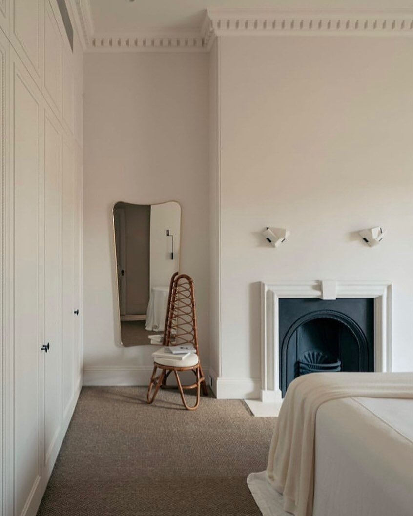 ☁️⁠
Less is so much more in this lovely bedroom by @handelsmannkhaw 
⁠
⁠
〰️⁠
⁠
⁠
#TDPLoves⁠
#interiordesign⁠
#beautifulbedrooms⁠
#bedroomdesign