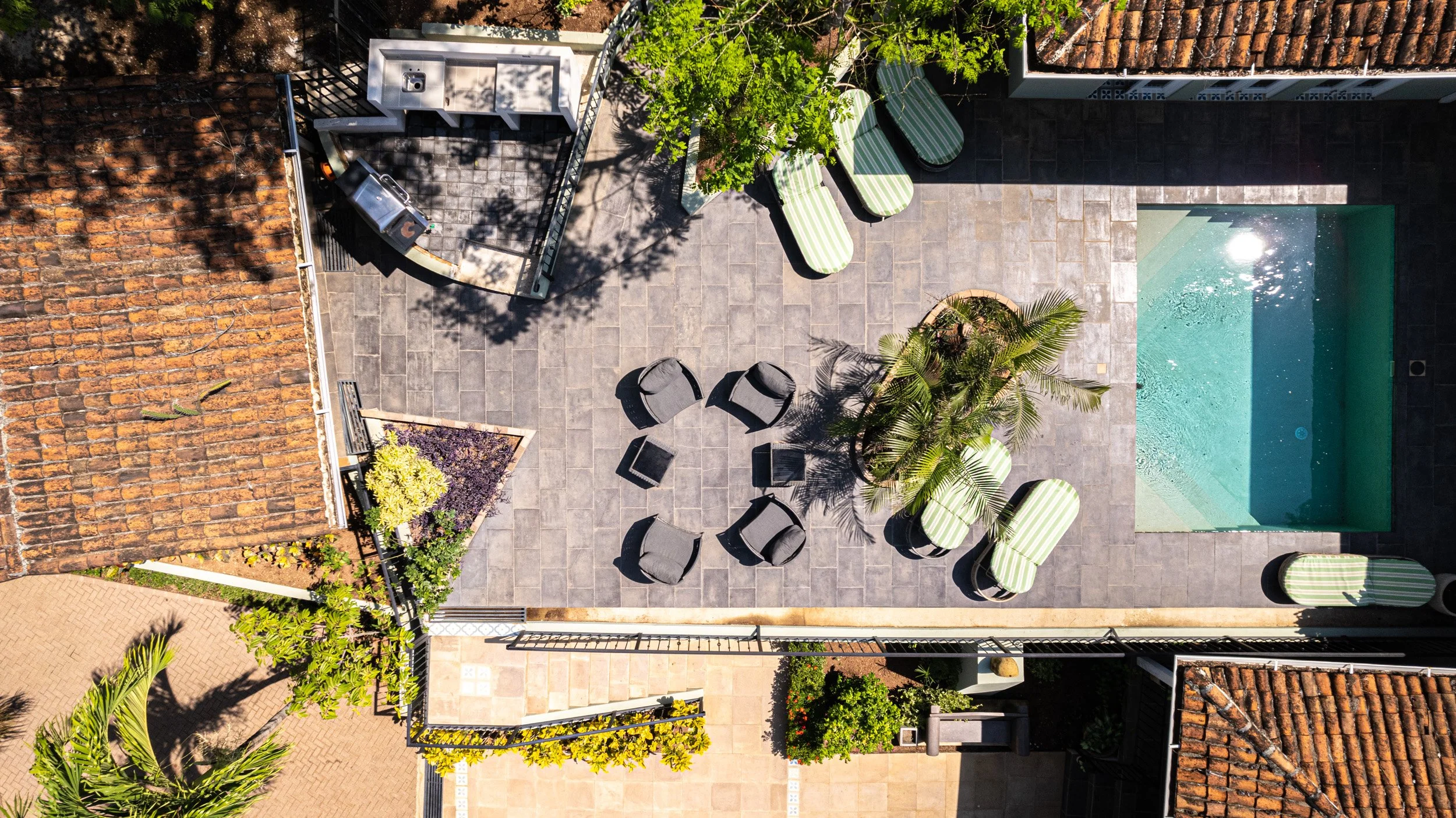 01 - 06 THE HOTEL.jpg