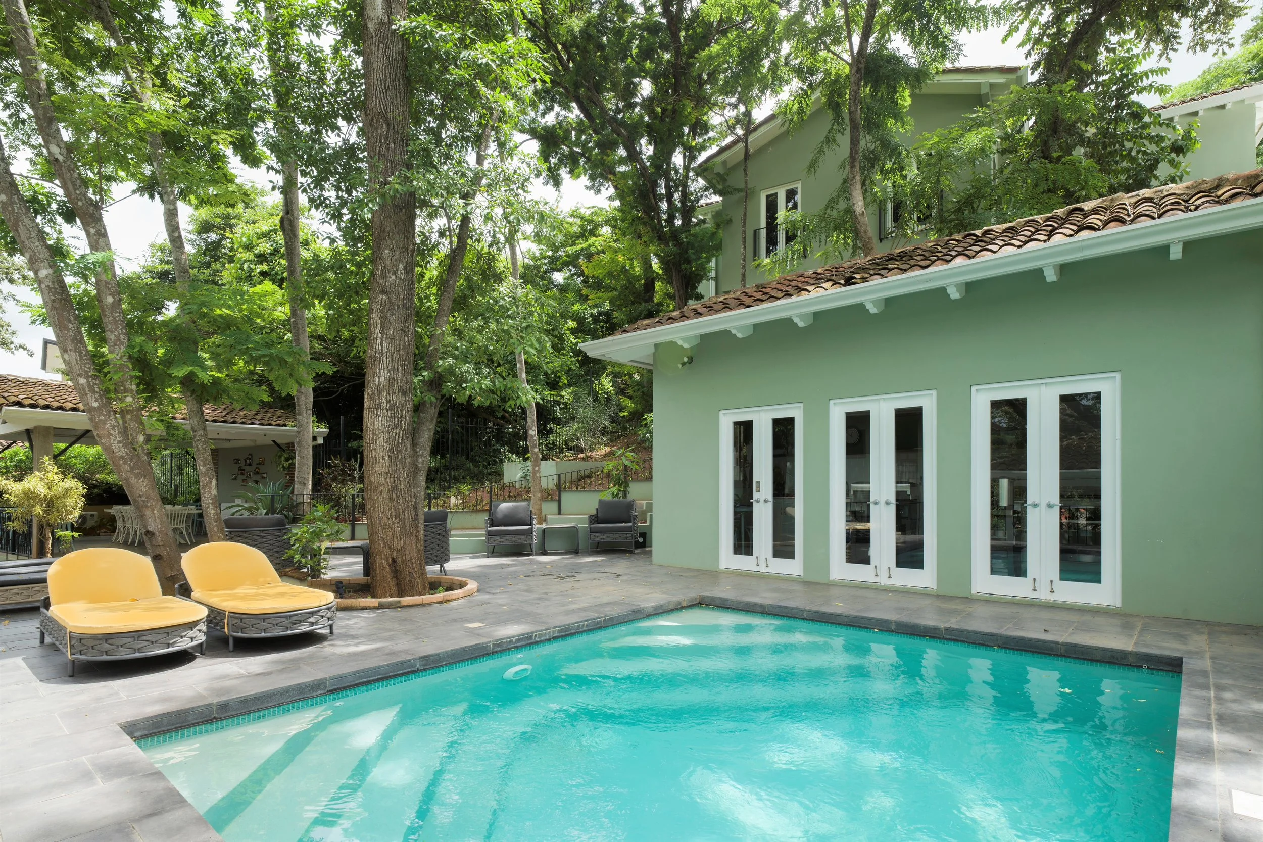 01 - 08 THE HOTEL.jpg