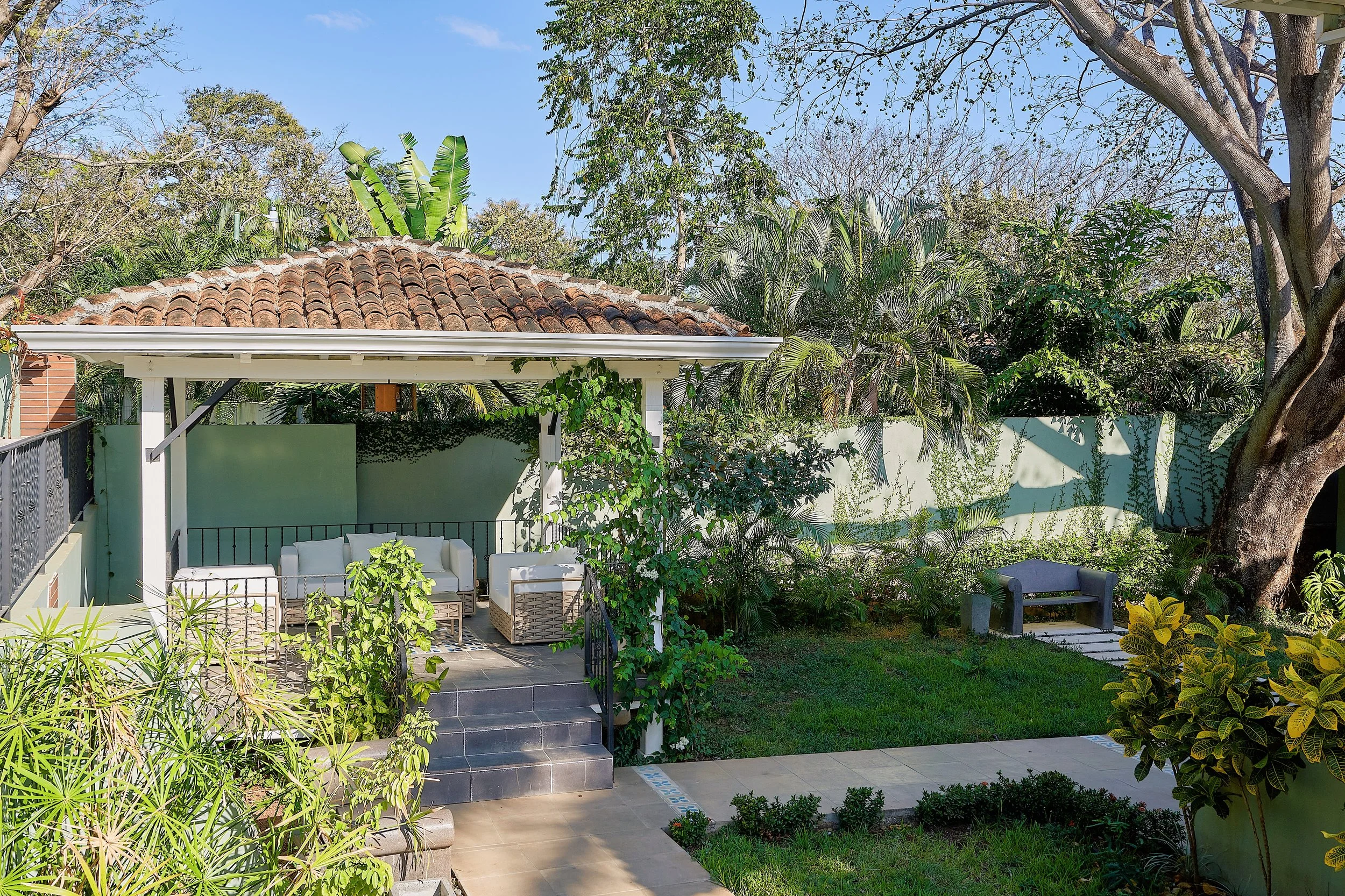 01 - 04 THE HOTEL.jpg