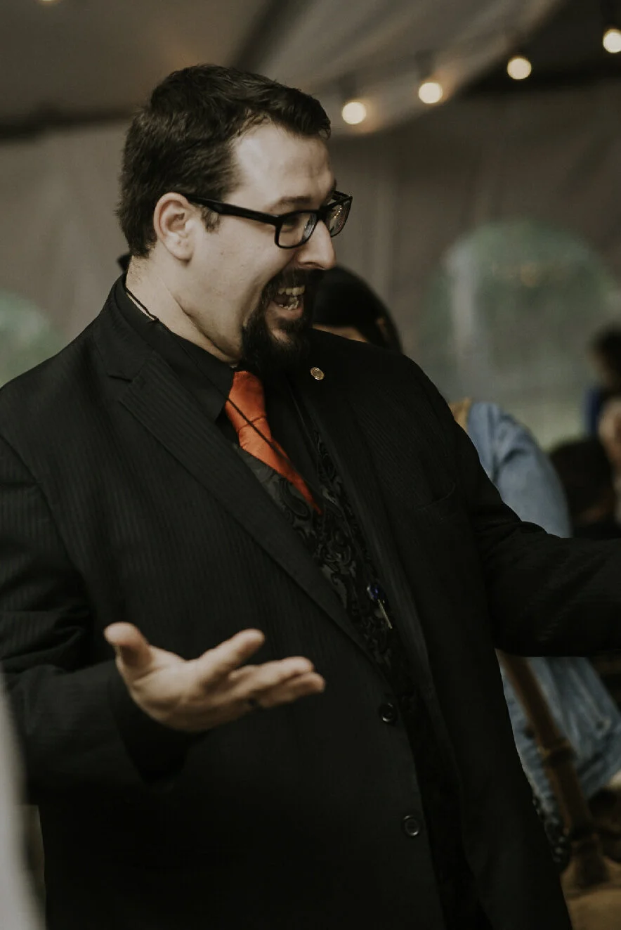 Kyle Elder entertaining guests with interactive close-up magic