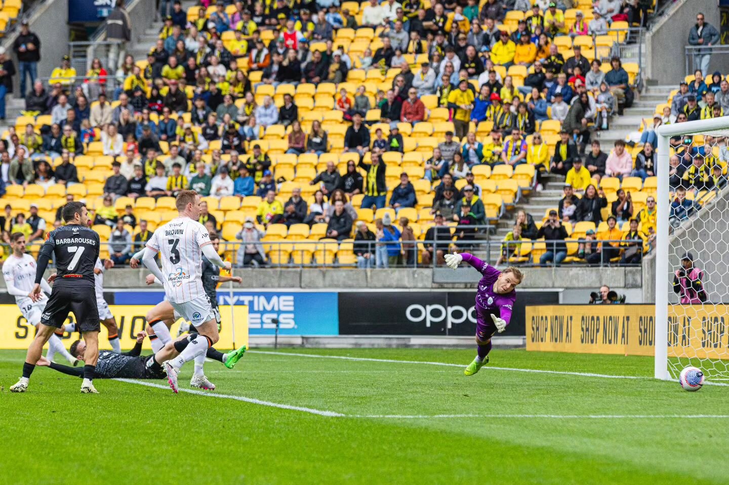 Photo highlights from today's A-League clash between league leaders Wellington Phoenix and Brisbane Roar.

The Phoenix did not disappoint their fans as they gave them an easter present to remember after Bozhidar Kraev opened the scoring inside 76 sec