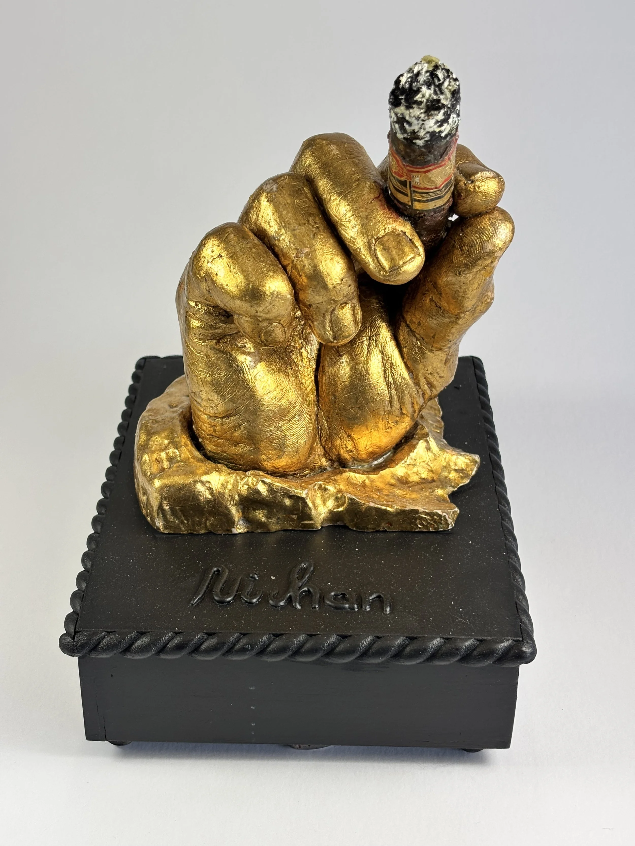 CIGAR | Gold Closed Hand