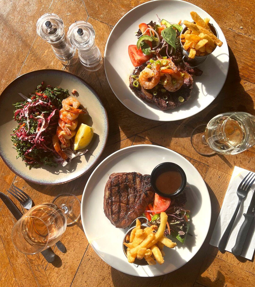 Hump day = Rump day at Kelly's Irish Pub! 🍀

$19 - 300g grain-fed, rump steak with chips &amp; salad🥩
$5 - Schooner of beer or cider🍺
$8 - Make it a surf + turf 🦐

Walk in's welcome or book online 👇
https://www.kellysirishpub.com.au

#kellysiris