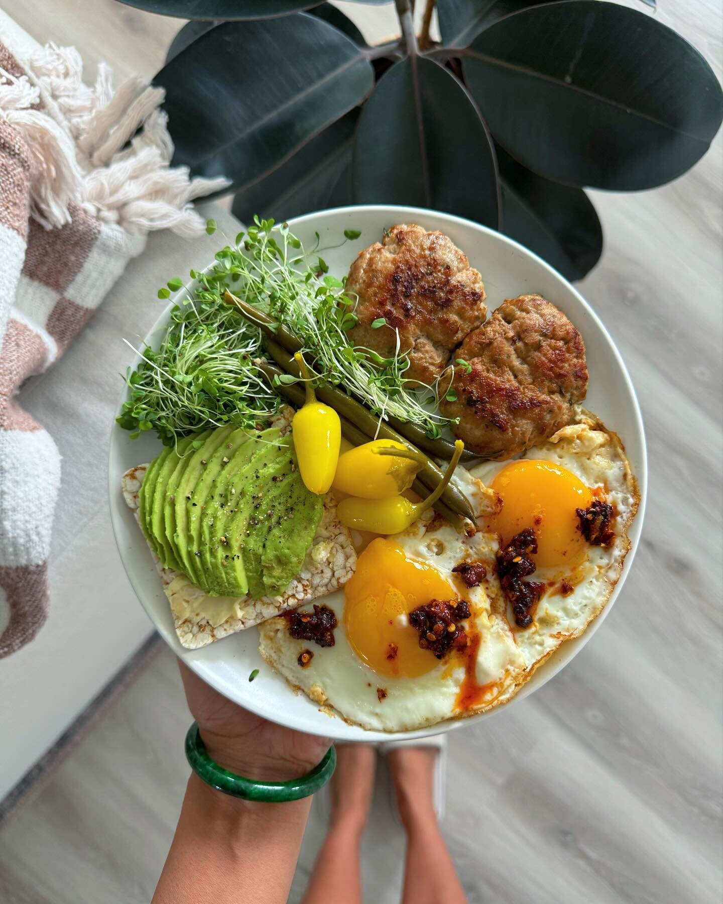 Doing my January home eats round up a little earlier this month. It&rsquo;s been a freakin&rsquo; week here and I&rsquo;m ready for next month to start!

What&rsquo;s your pick?!

&bull; homemade sausage patties with a rice cracker &amp; eggs 
&bull;