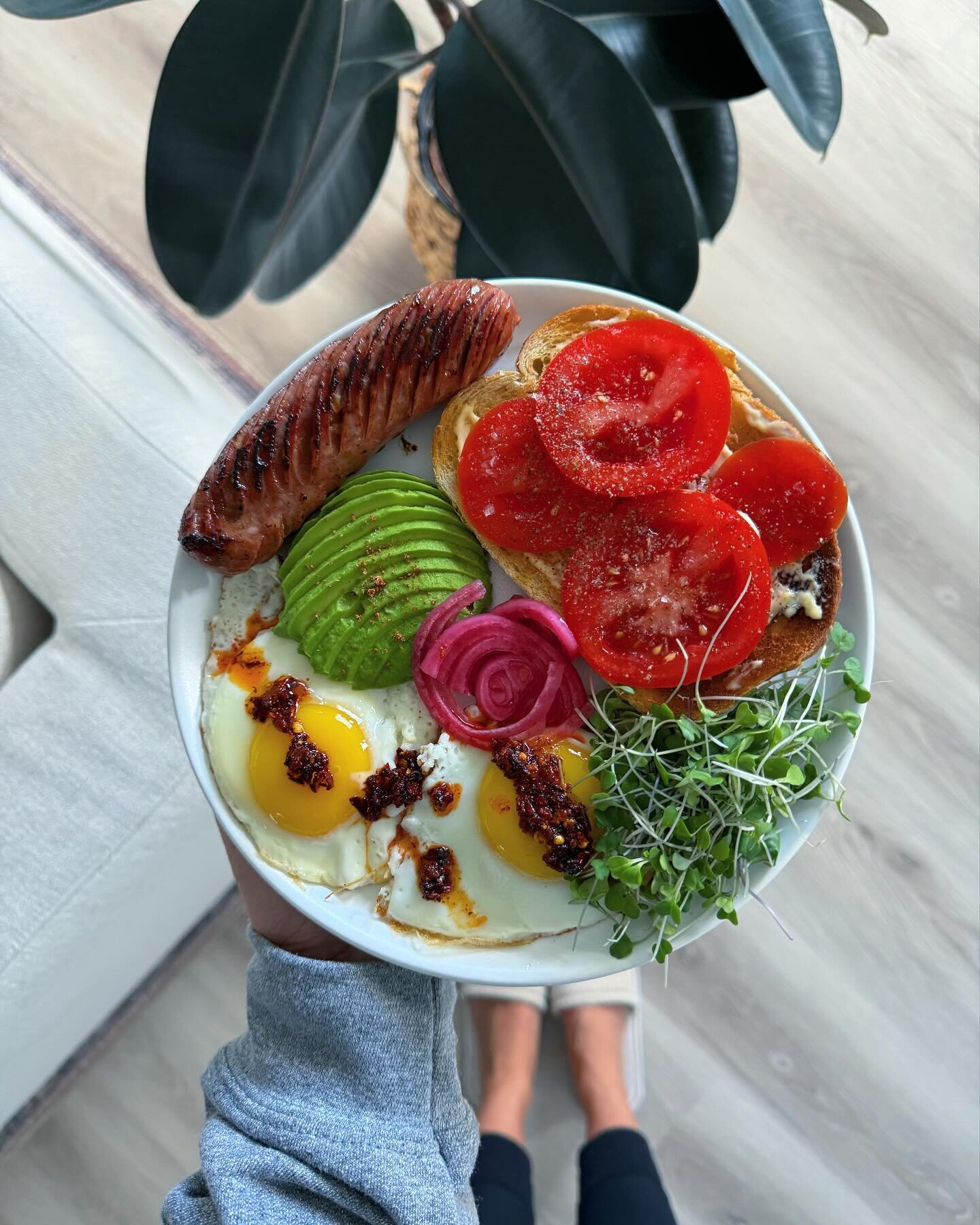 February home eats! I ate out a lot more than I usually do this month so I need to cook more next month. What&rsquo;s your pick?!

Also, what&rsquo;s your go to home meal please share!

&bull; tomato toast with sausage &amp; eggs 
&bull; mamas chicke