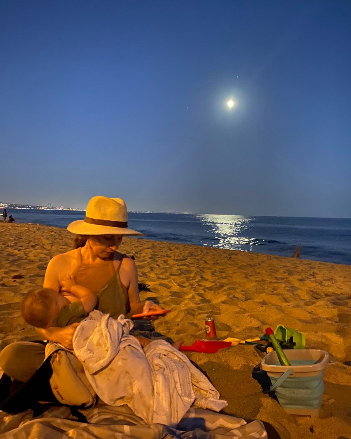 Aero and I, under the moonlit sky.🌒 ✨🤱🏼
#normalizebreastfeeding
#worldbreastfeedingweek
#nationalbreastfeedingmonth

Thank you for capturing this sweet photo @daniellenfredericks 🥰