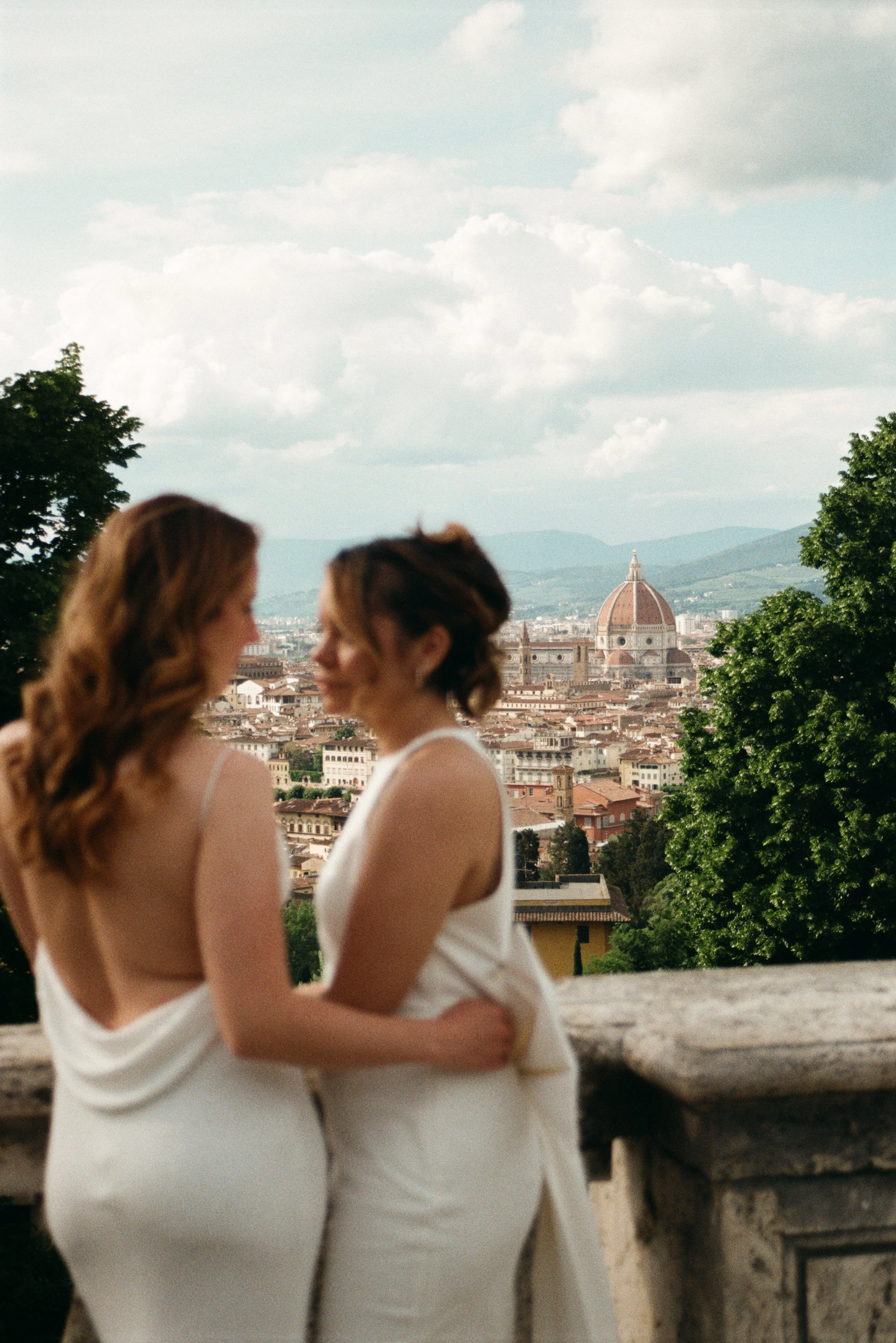 Elopement story captured in Piazzale Michelangelo by Italy wedding photographer
