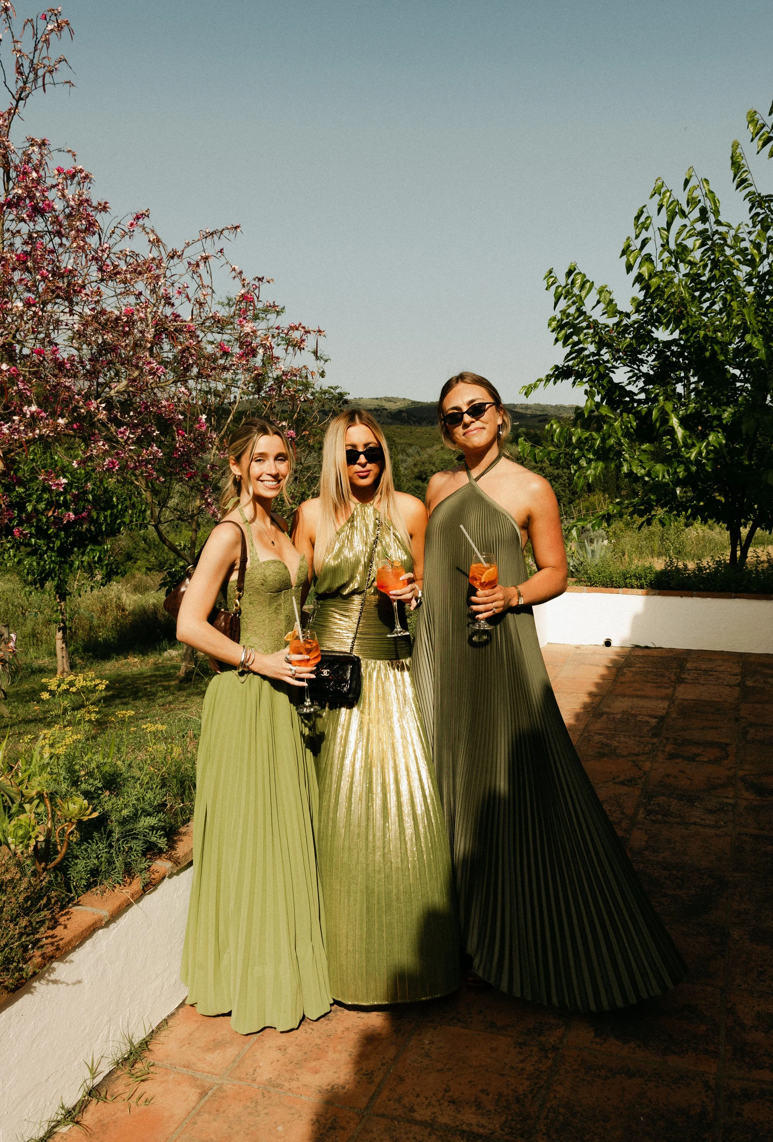 Spain wedding photographer documenting guests arriving to the celebration