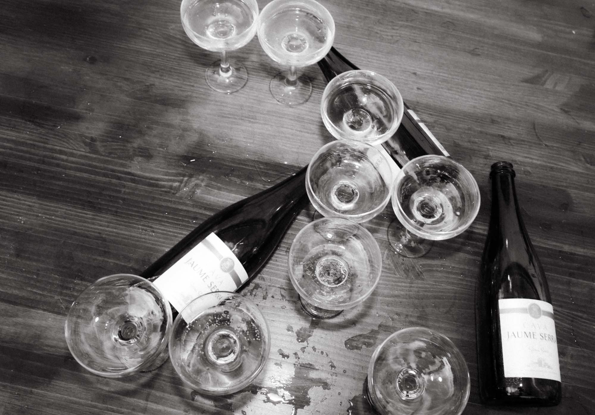 Modern wedding cocktail hour in Spain with relaxed elegance and creative energy