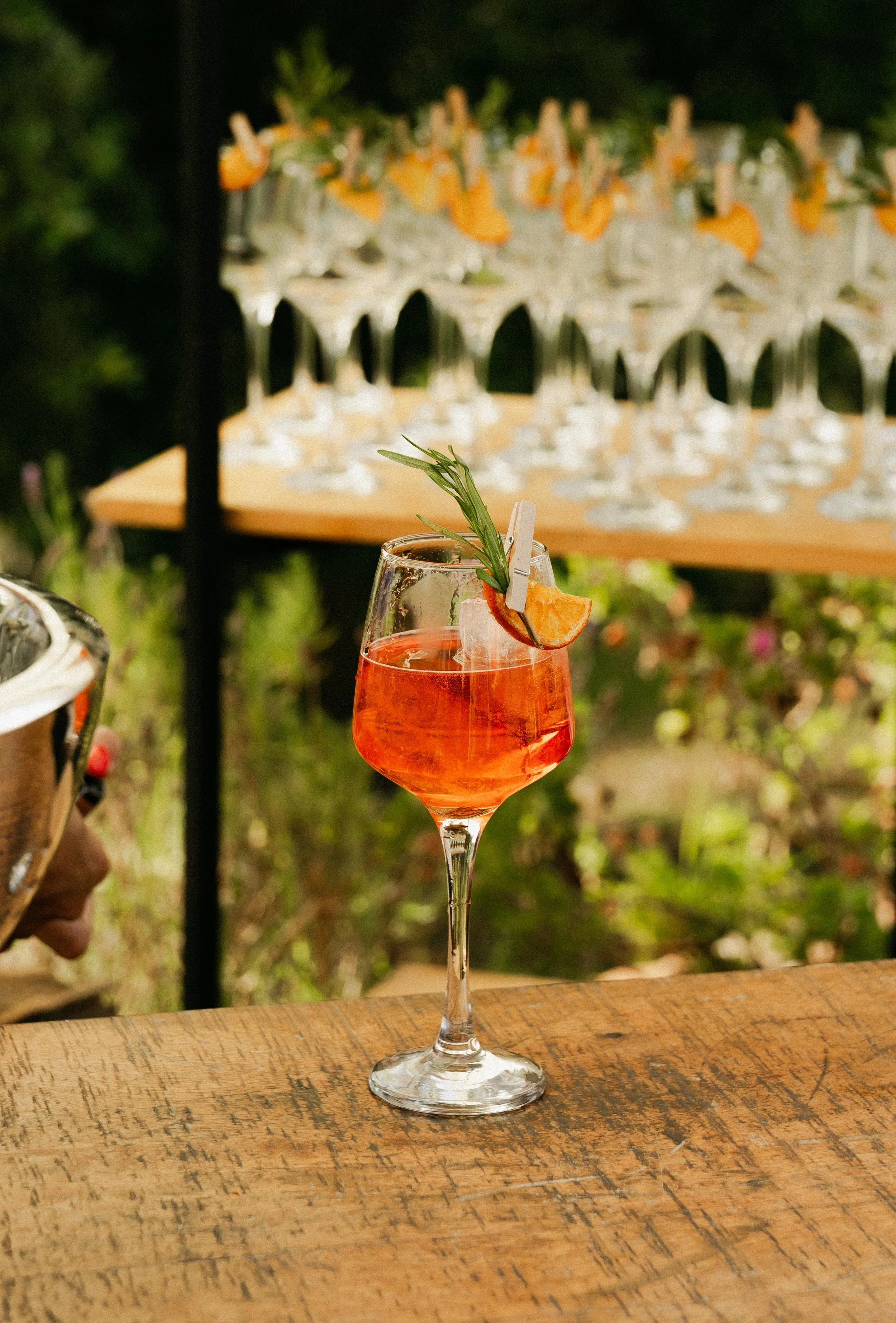 Stylish welcome drinks before an outdoor wedding ceremony