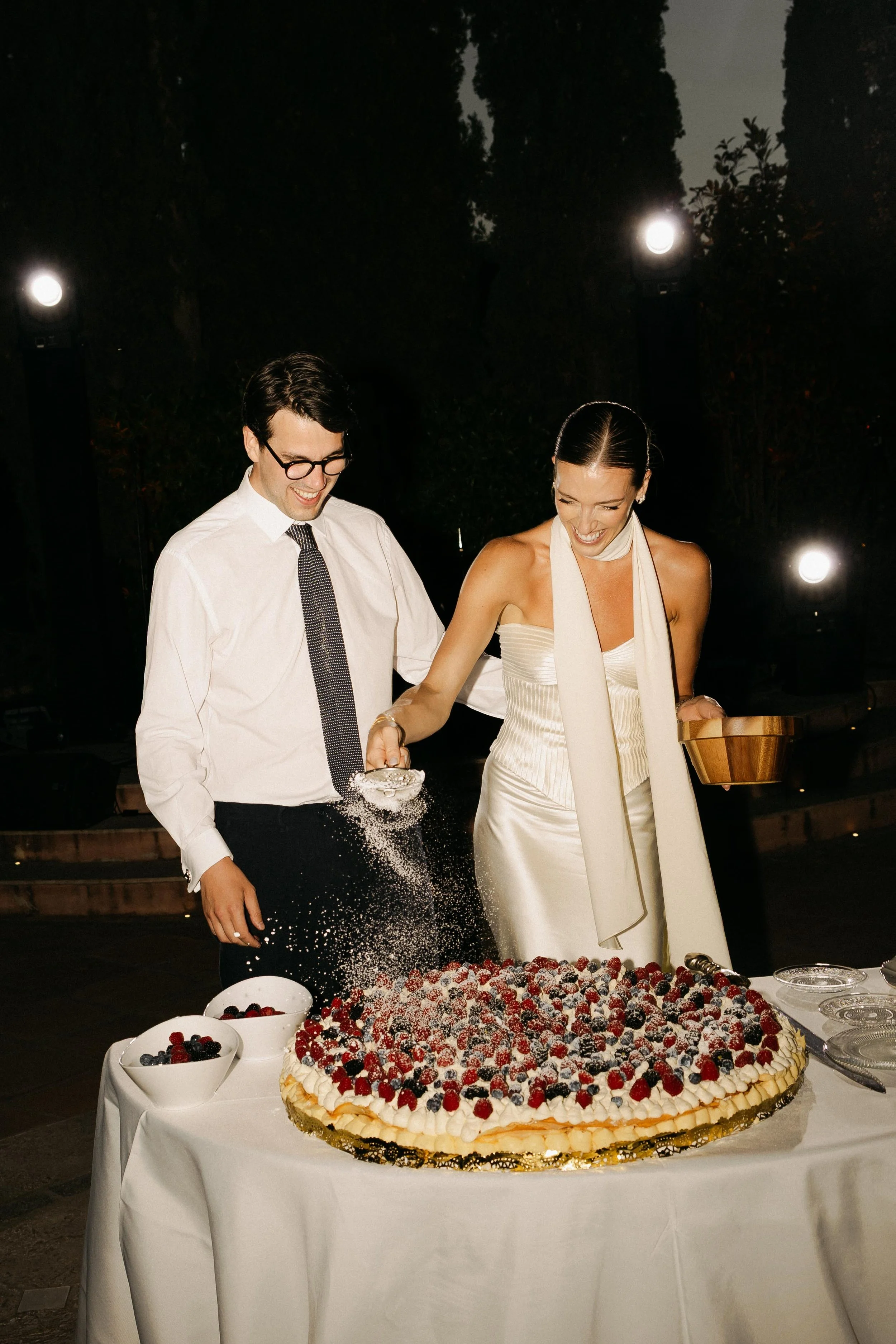Cake cutting in Villa Anantara MArbella captured by Spain wedding photographer