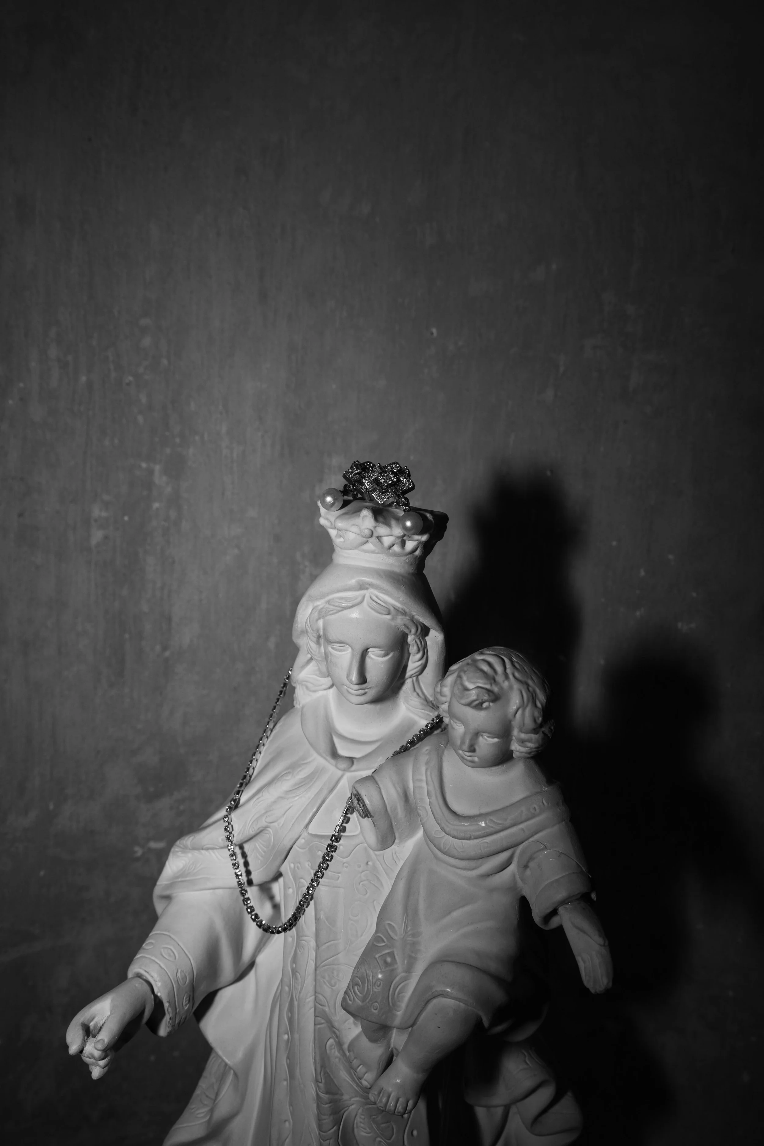 Non-traditional wedding photography in Spain, blending candid documentary style with fine art composition.