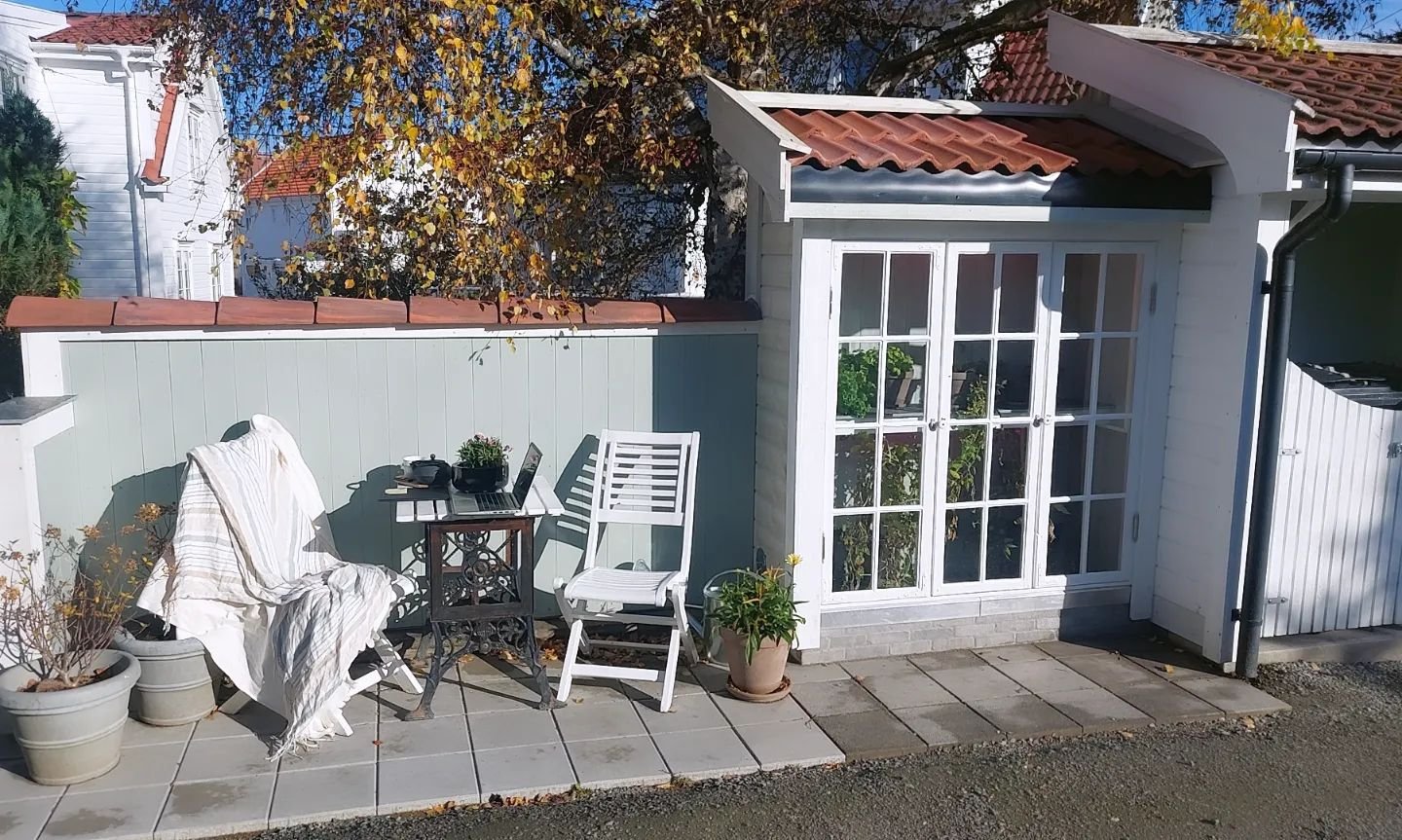 "Enjoy the little things in life, for one day you may look back and realise they were the big things." 

#relax #garden #jardin #g&aring;rdsplassen #love #sun #sol #soleil #octobre #oktober #h&oslash;st #automne #autumn