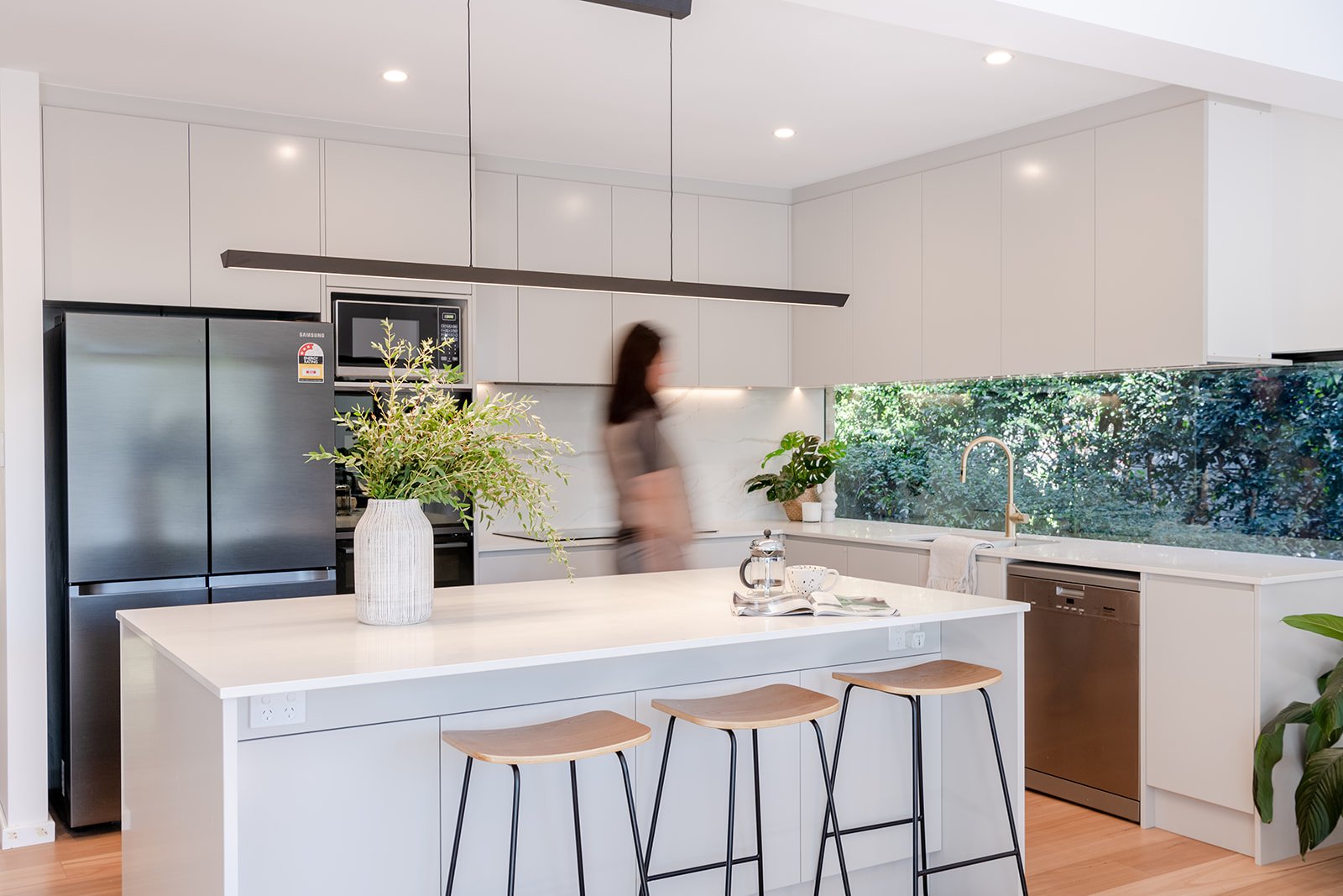Window splash backs can be such a striking feature! Bringing the light and the environment straight to you while making the washing up a little more enjoyable too.