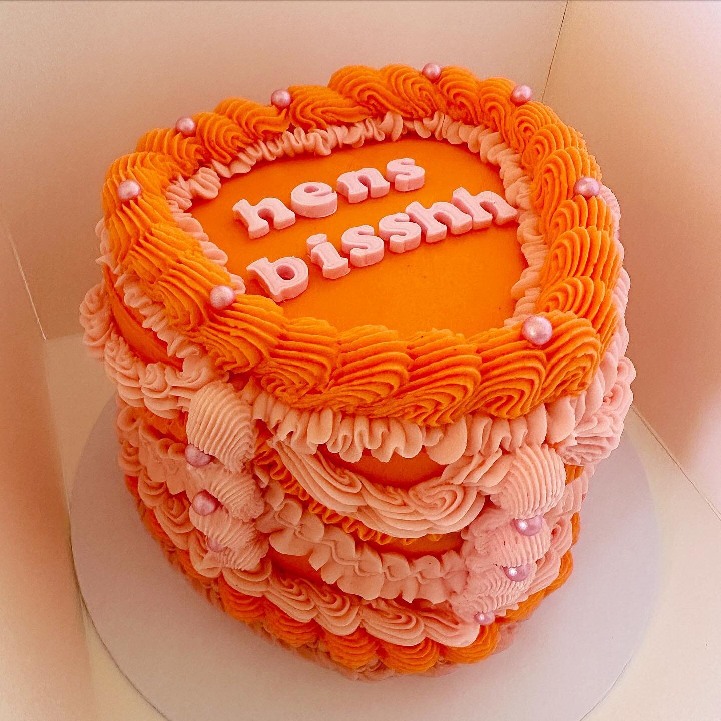 Pink and orange is such a vibe 👌🏼

.
.
.
 #thelittlebuttercreamco #buttercream  #perthcakes #perthcakedesigner #perthsmallbusiness #happy #perthcakemaker #perthcupcakes #cupcakedecorating #birthdaycake #cupcakesofinstagram #video #viral #viralvideo