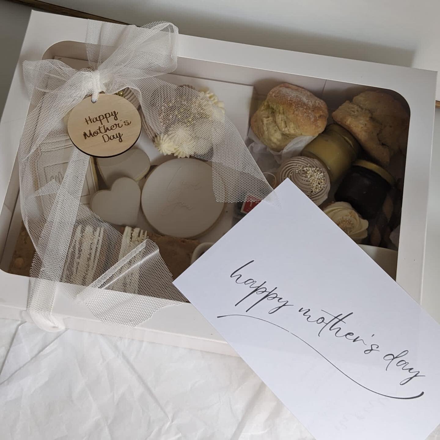 High Tea for Mum and Me 

Mother's Day 2023 is here and we are so happy to share this gorgeous box with you all.

This year is a high tea inspired box with all the sweets you need to celebrate with your mum / mother figure. 

Scones, cupcakes, cookie