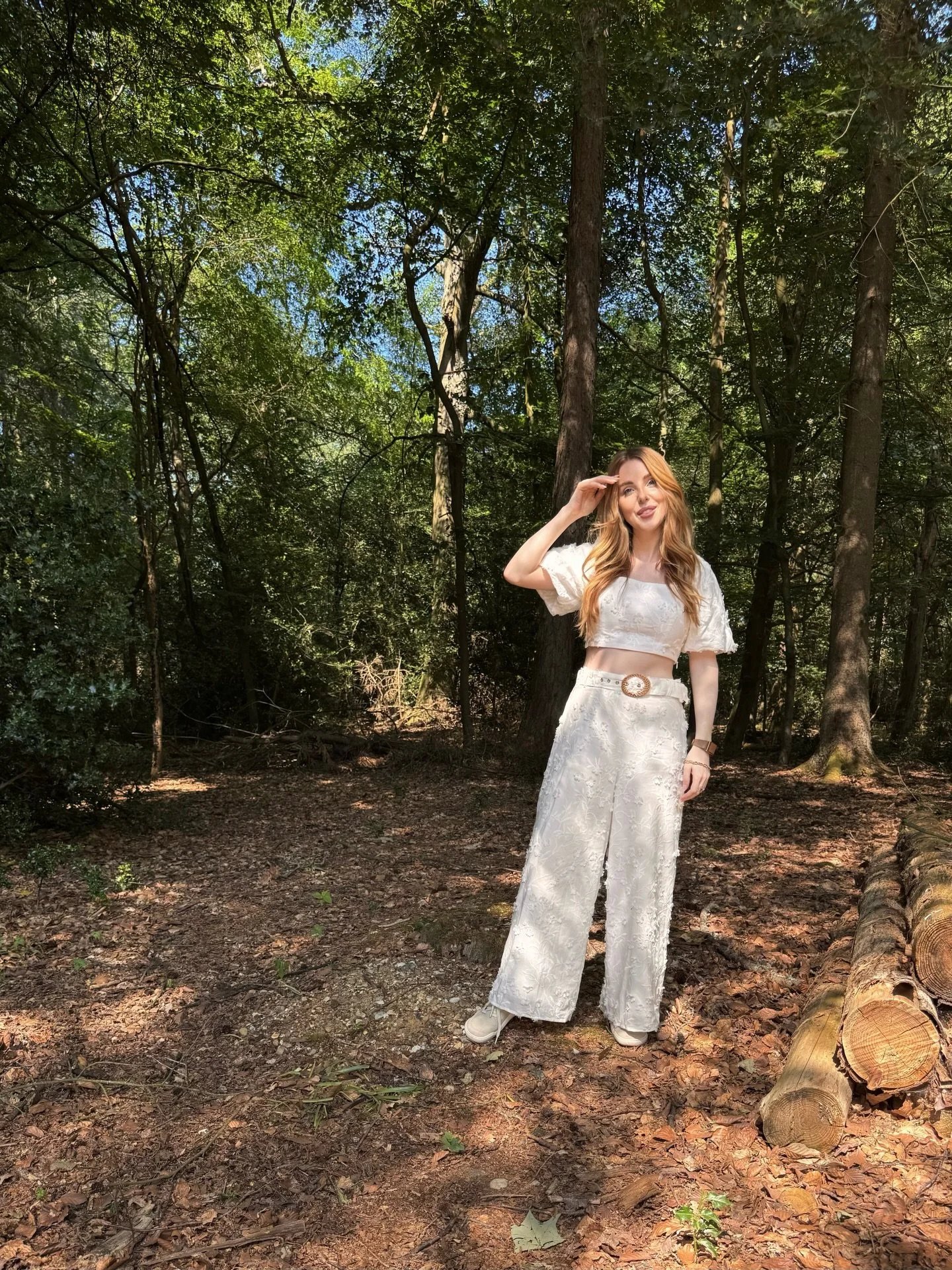 A day in the woods in my @vivobarefoot shoes 🤍🌳🐾 

#barefootshoes #woodlandwalk #prgift #sunshine #forestbathing