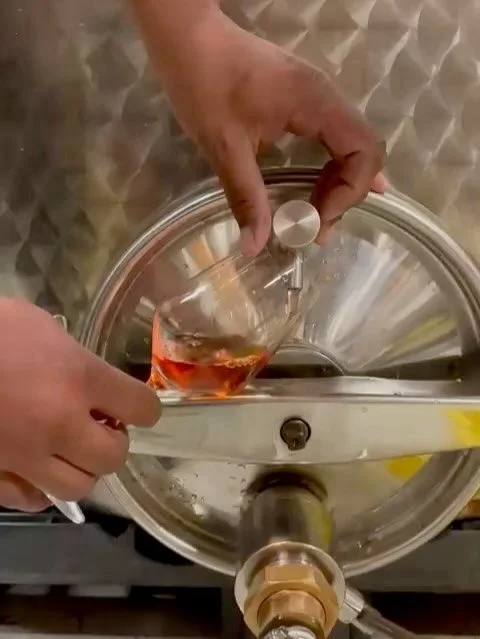 Aujourd&rsquo;hui, on pr&eacute;filtre les vins. 
On travaille la mati&egrave;re brute pour l&rsquo;affiner. On enl&egrave;ve le superflu pour garder l&rsquo;essentiel, le caract&egrave;re du vin!