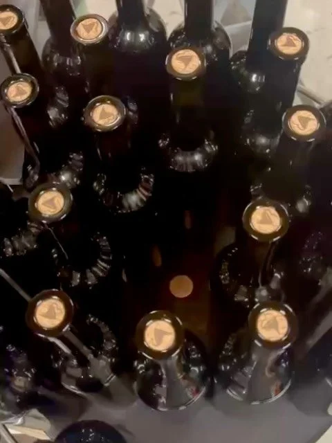 Ces derniers jours, on a bien boss&eacute; &agrave; la cave!

Mise en bouteille de nos vins mill&eacute;sim&eacute;s 2025&hellip; ils seront tout bient&ocirc;t pr&ecirc;ts &agrave; &ecirc;tre d&eacute;gust&eacute;s et disponibles &agrave; la vente au