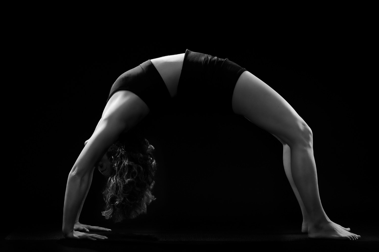 yoga-puurboudoir-artistiek-moody-zwart-wit-cfoto-caroline-1.jpg