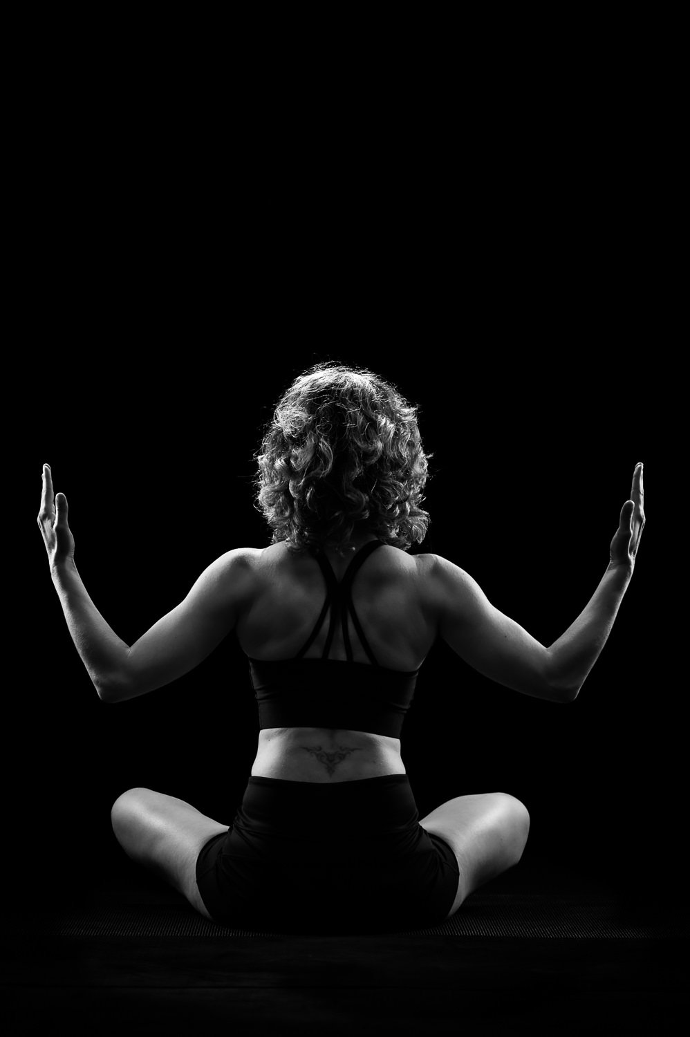 yoga-puurboudoir-artistiek-moody-zwart-wit-cfoto-caroline-5.jpg