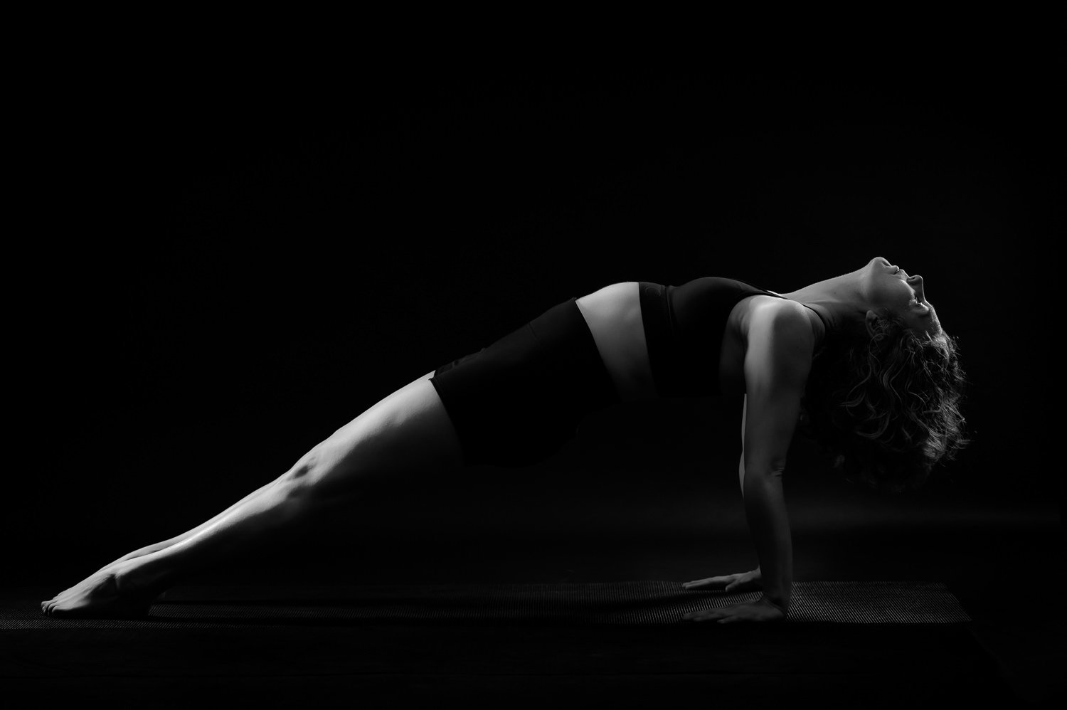 yoga-puurboudoir-artistiek-moody-zwart-wit-cfoto-caroline-6.jpg